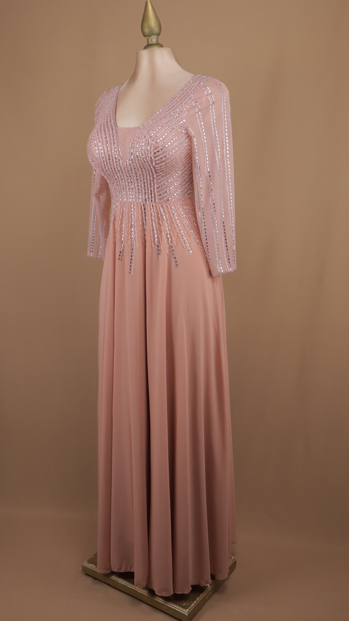 Vestido largo manga larga con aplicación y en línea A