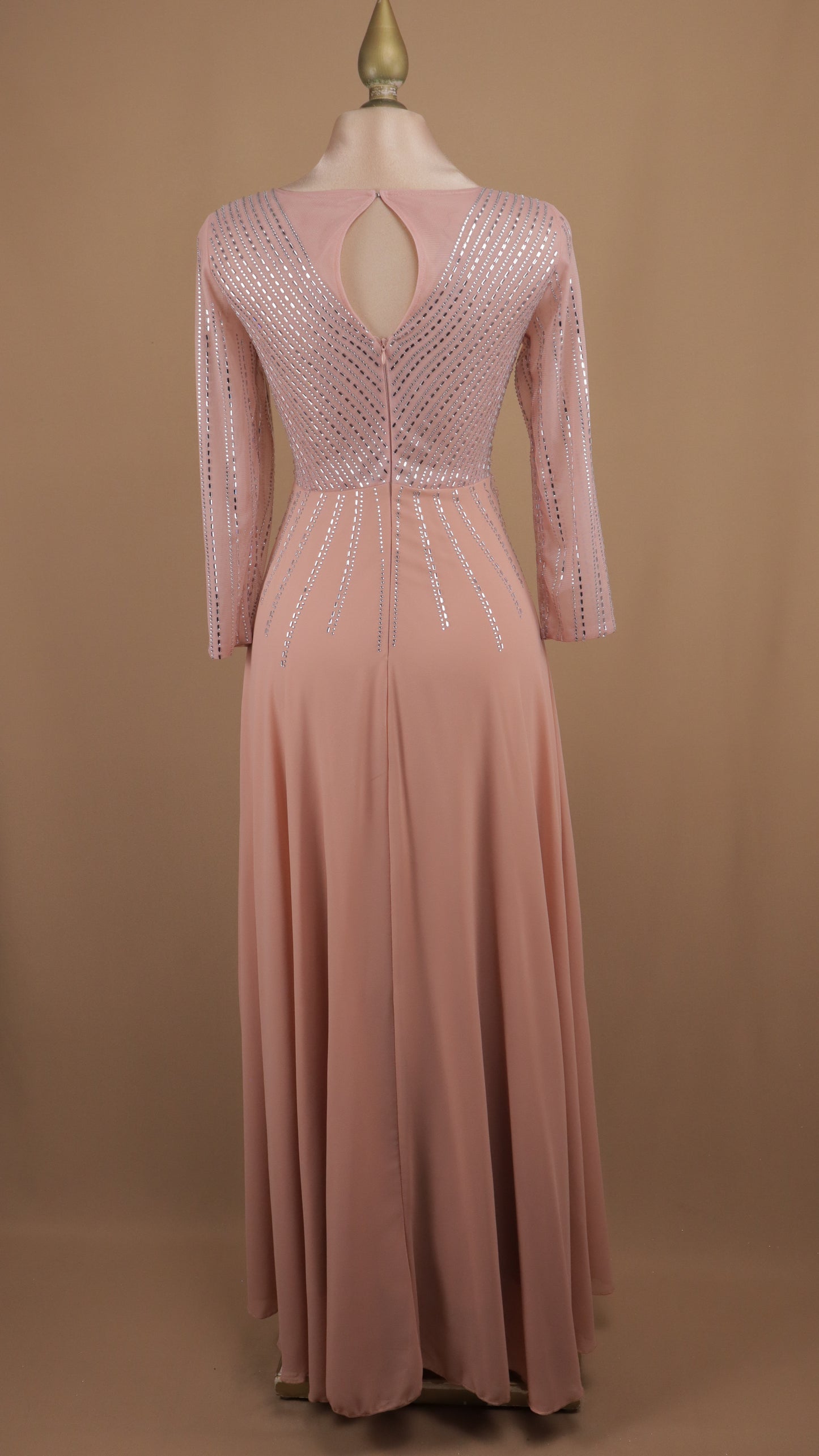 Vestido largo manga larga con aplicación y en línea A