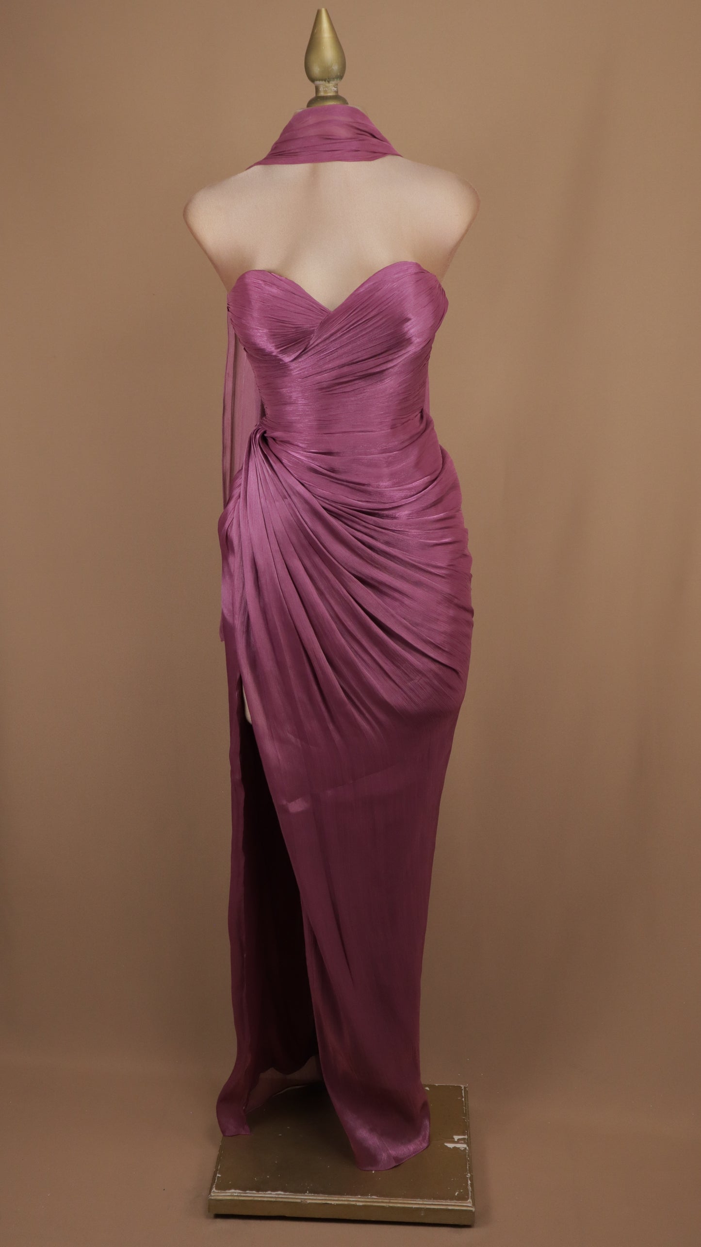 Vestido largo estraple drapeado con estola en cuello