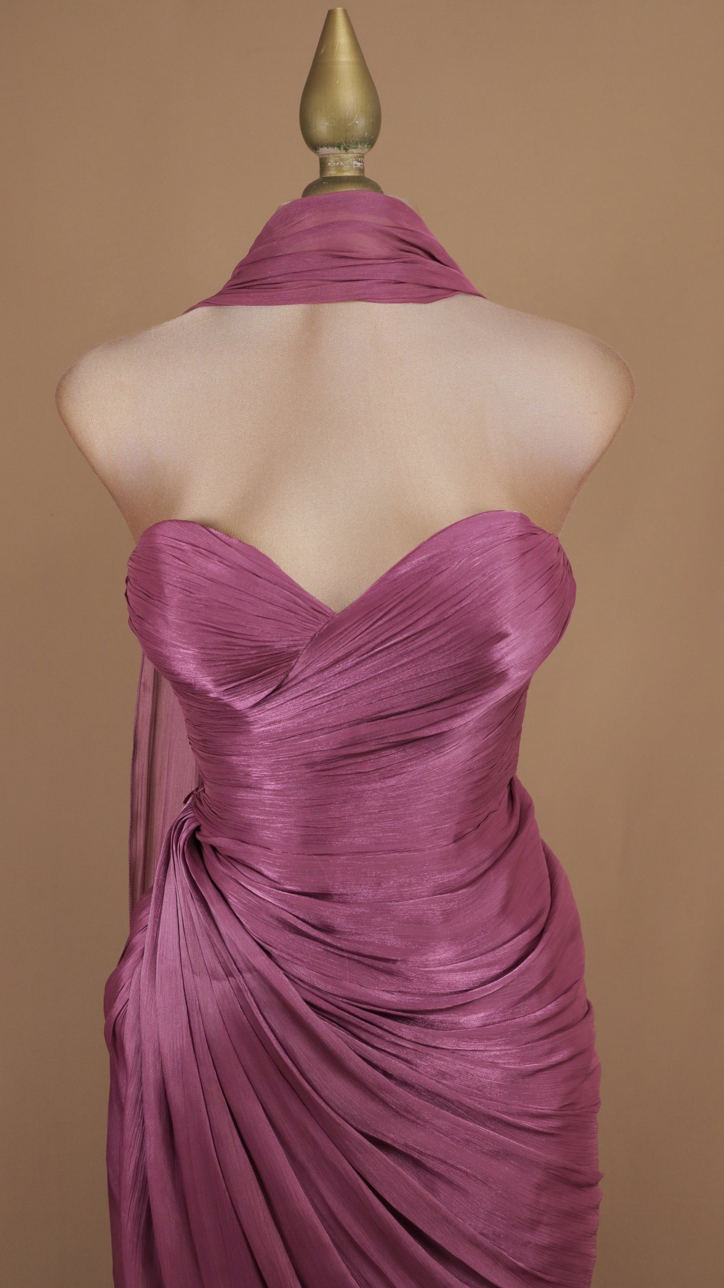 Vestido largo estraple drapeado con estola en cuello