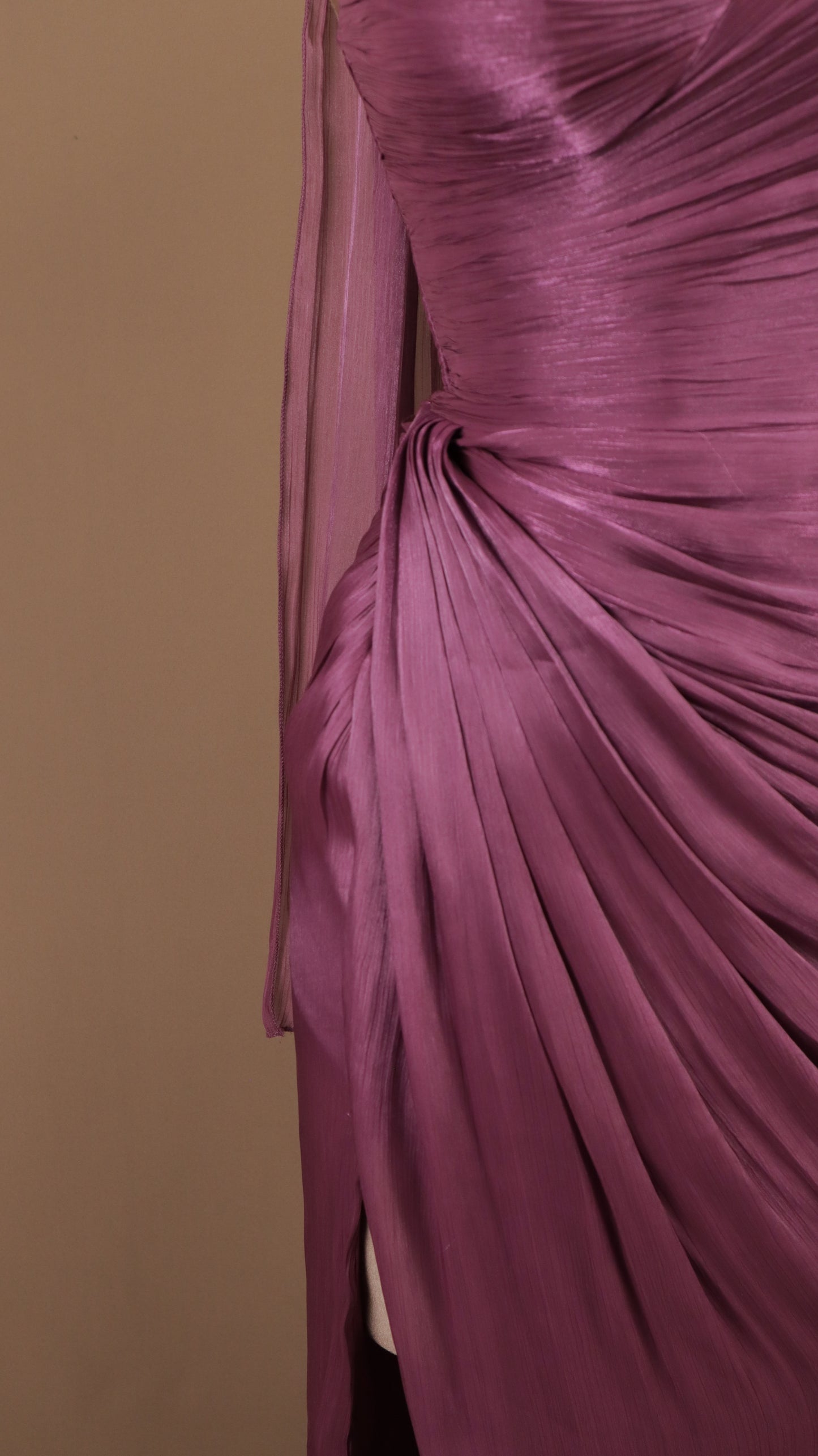 Vestido largo estraple drapeado con estola en cuello