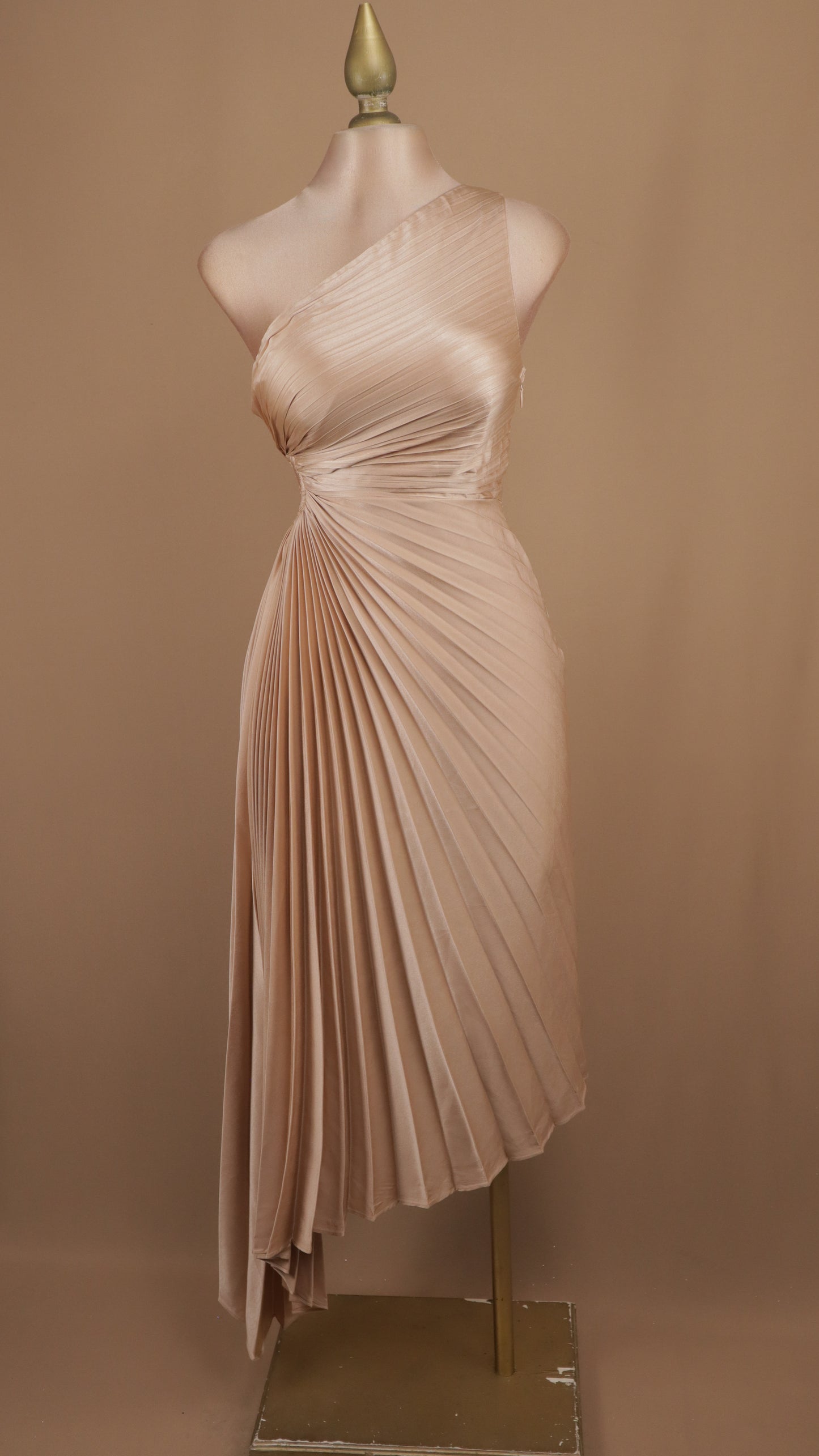 Vestido maxi asimétrico ojal