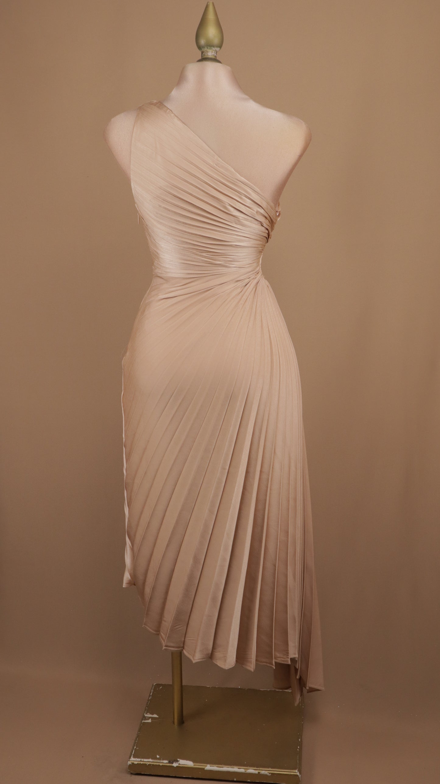 Vestido maxi asimétrico ojal