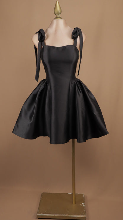 Vestido corto en línea A con tirante de moño