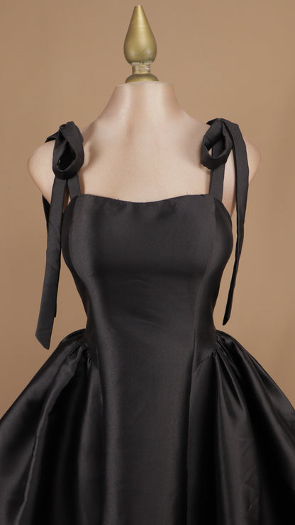 Vestido corto en línea A con tirante de moño