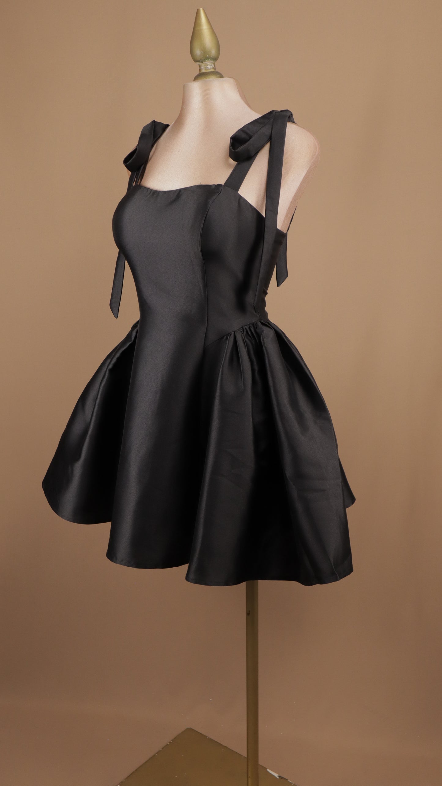 Vestido corto en línea A con tirante de moño