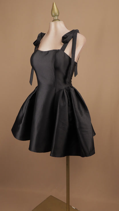 Vestido corto en línea A con tirante de moño