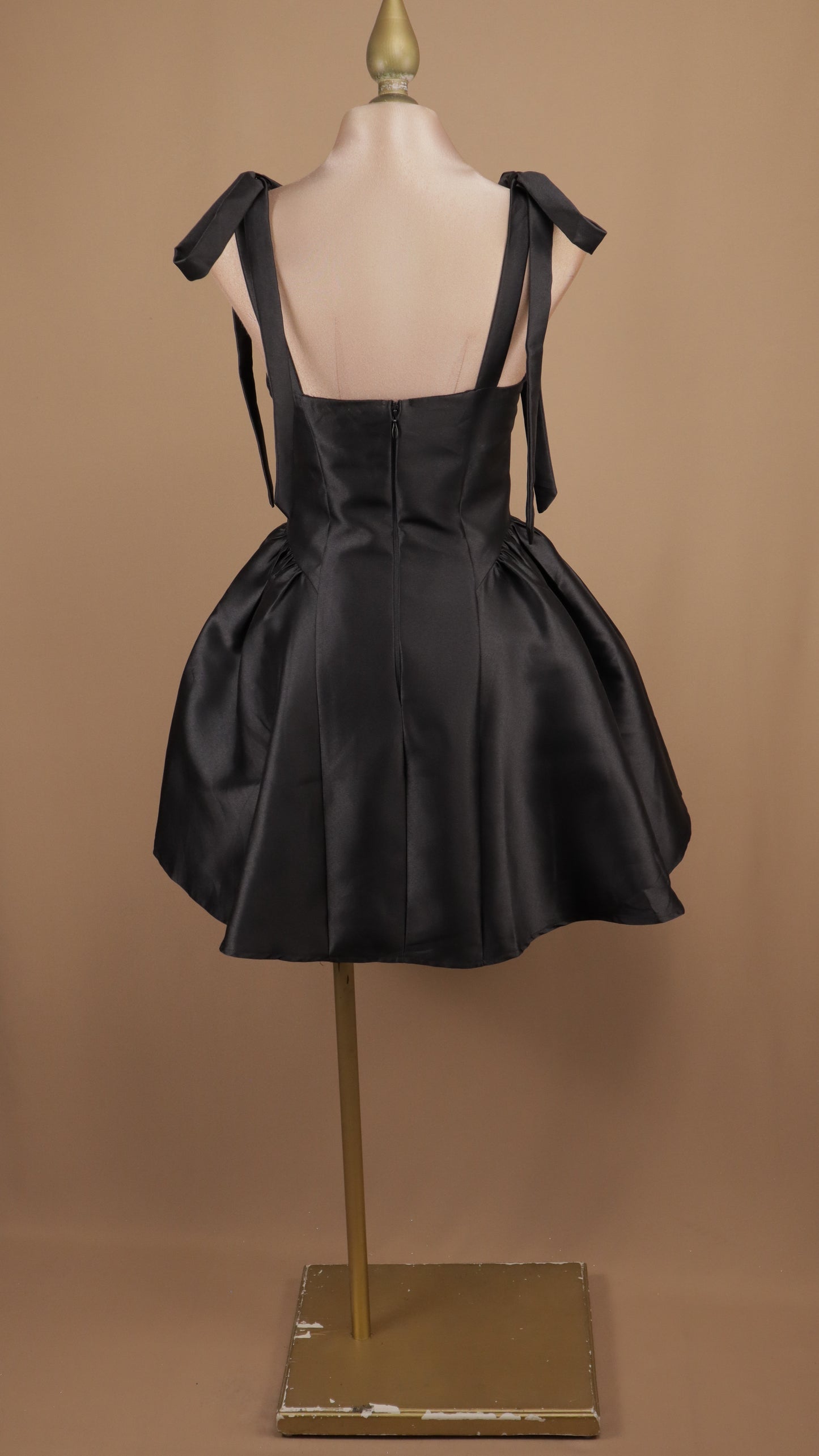 Vestido corto en línea A con tirante de moño