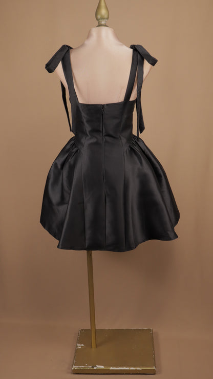Vestido corto en línea A con tirante de moño