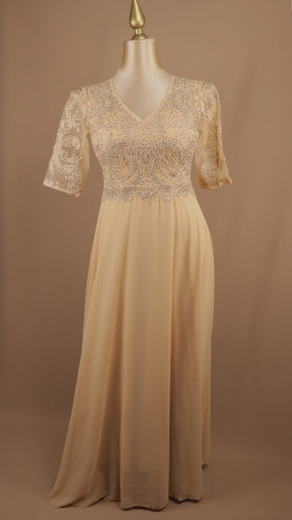Vestido largo talla extra con aplicación y manga 3/4