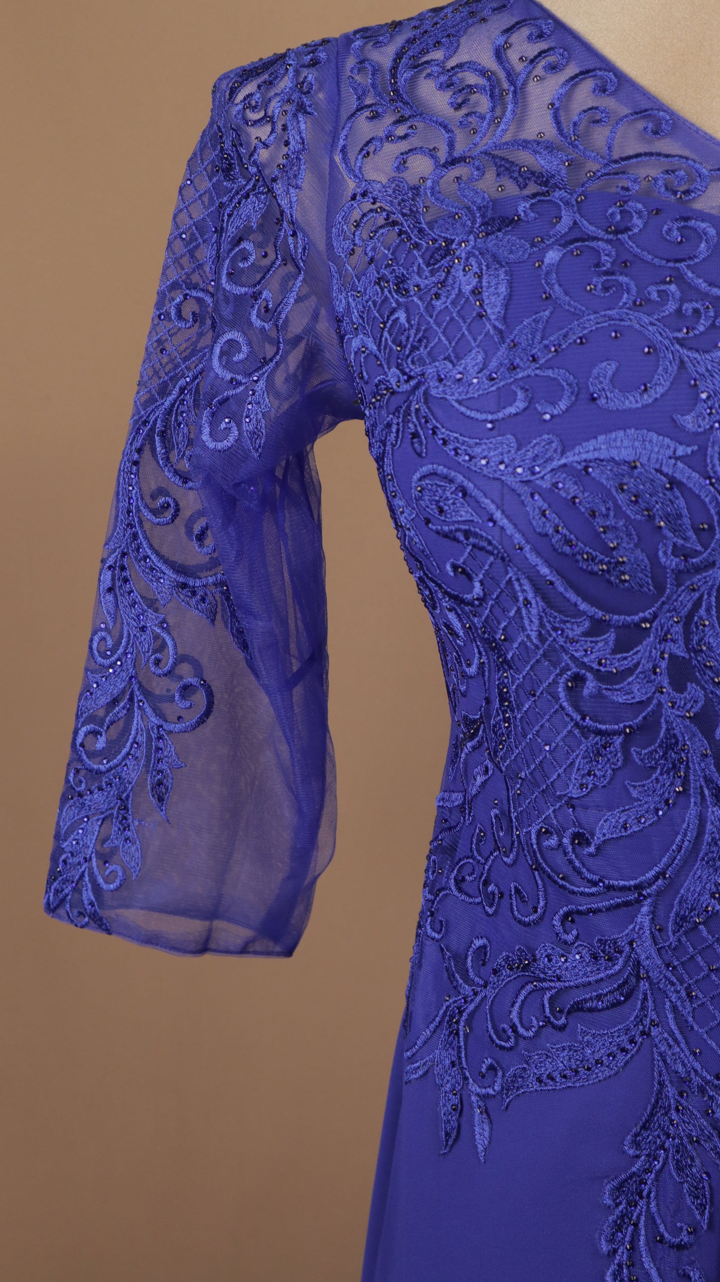 Vestido largo talla extra con manga y aplicación