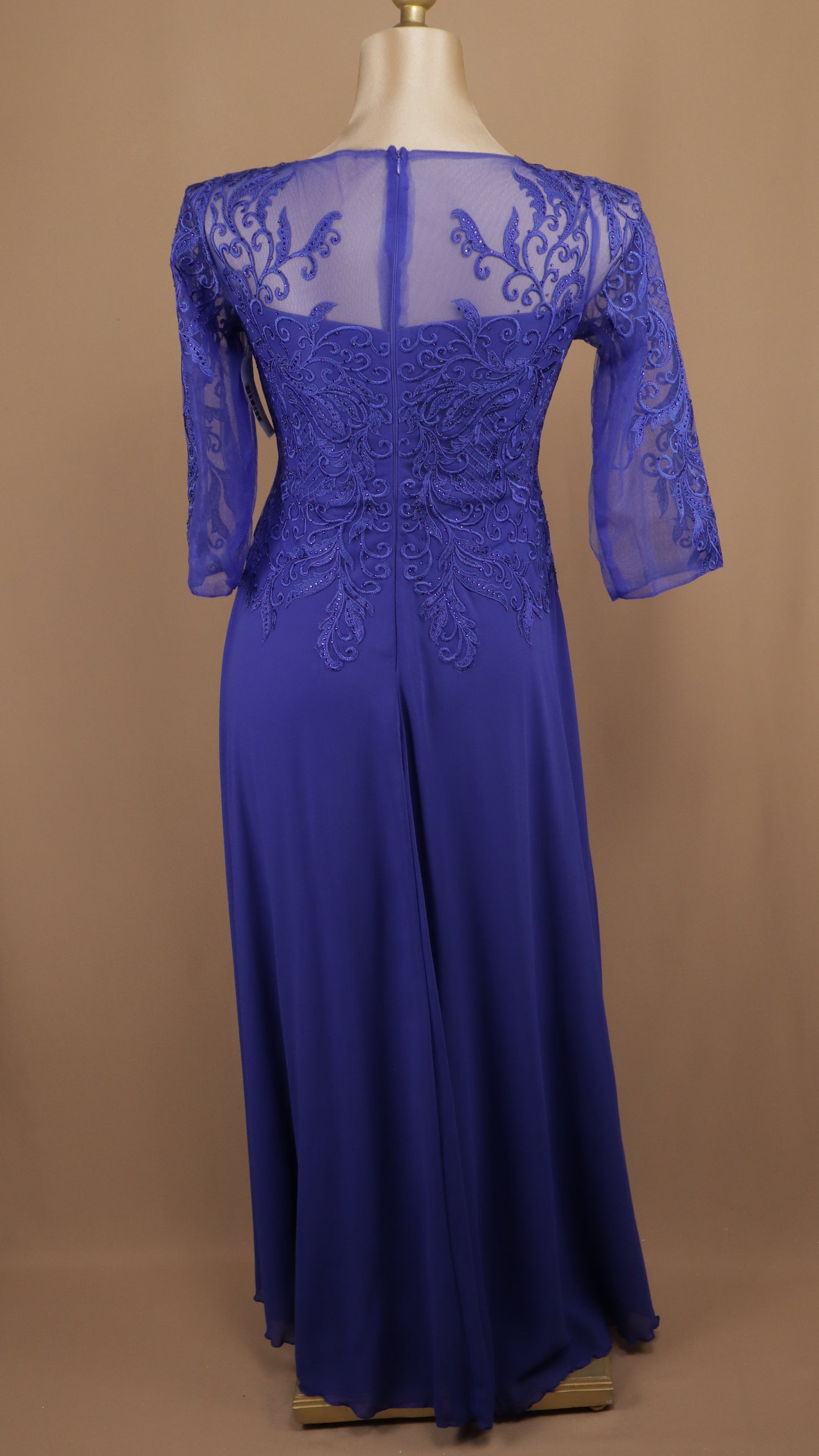 Vestido largo talla extra con manga y aplicación