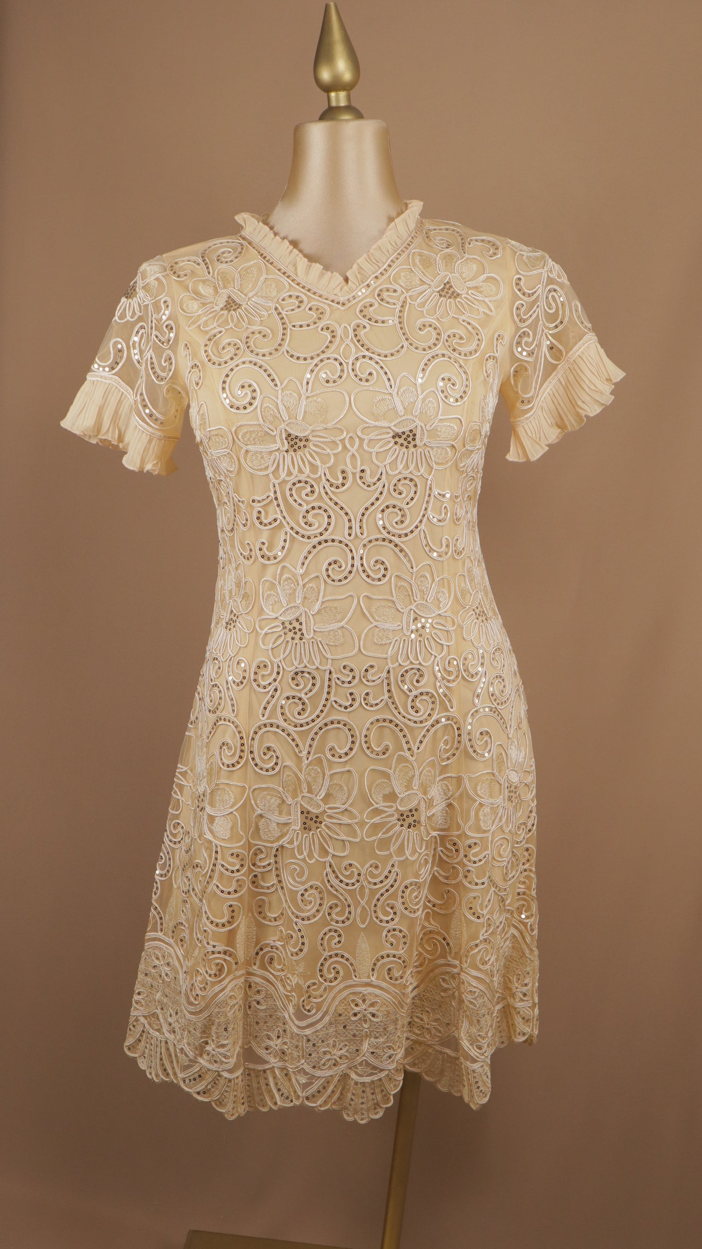 Vestido midi talla plus bordado con manga