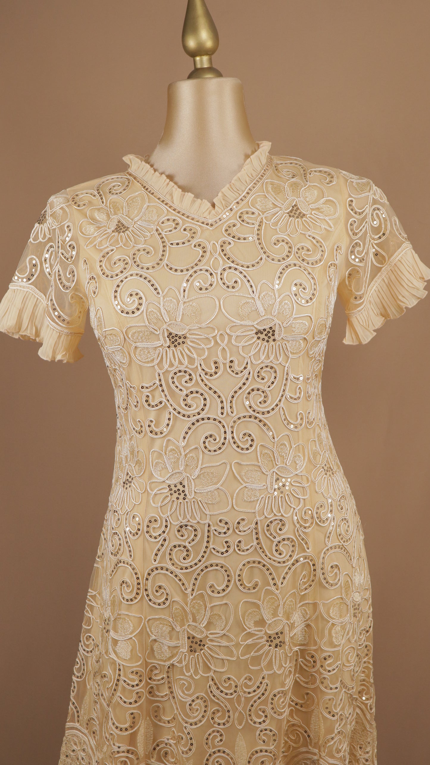 Vestido midi talla plus bordado con manga