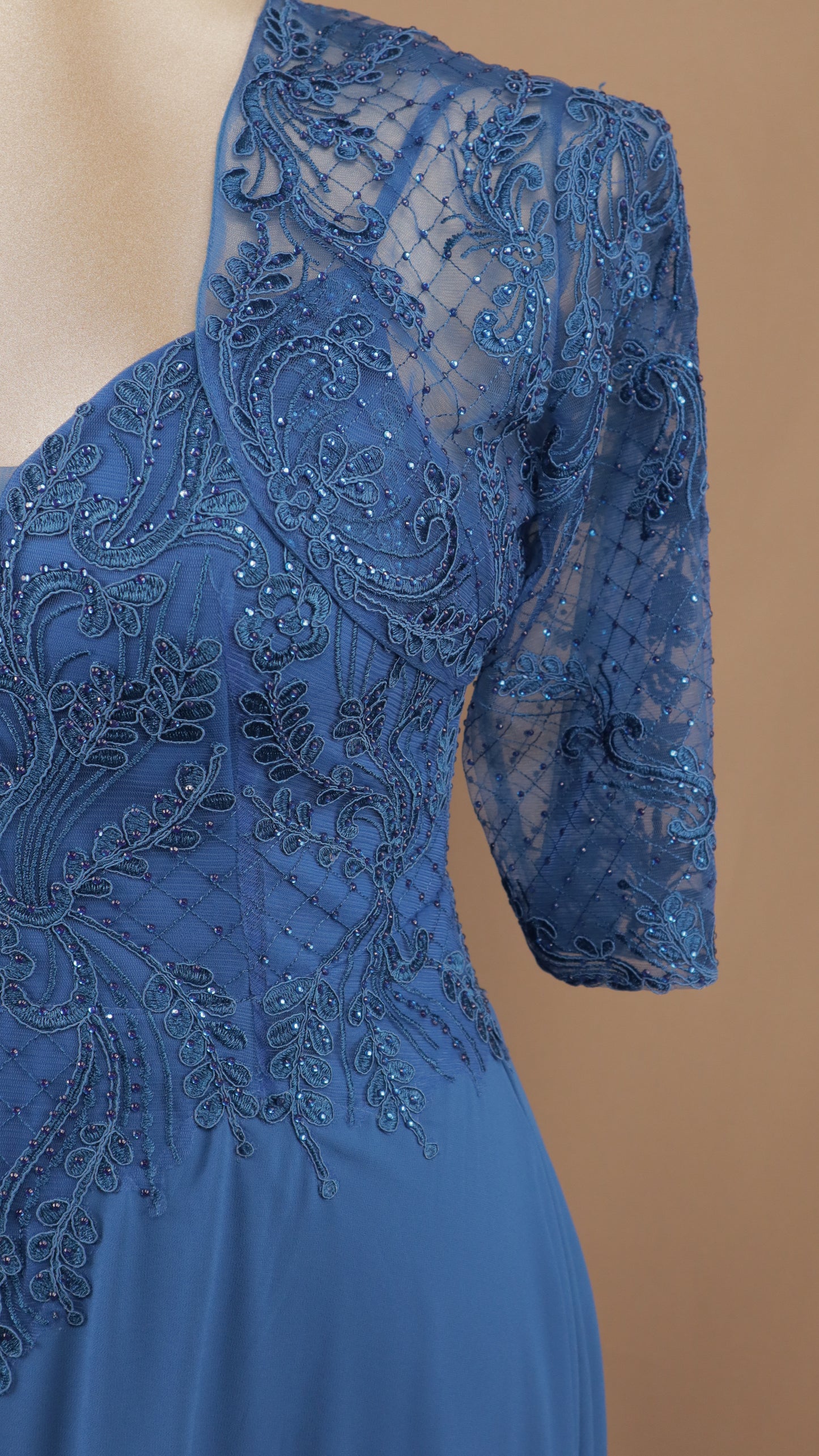 Vestido largo plus size con torerita y aplicacion