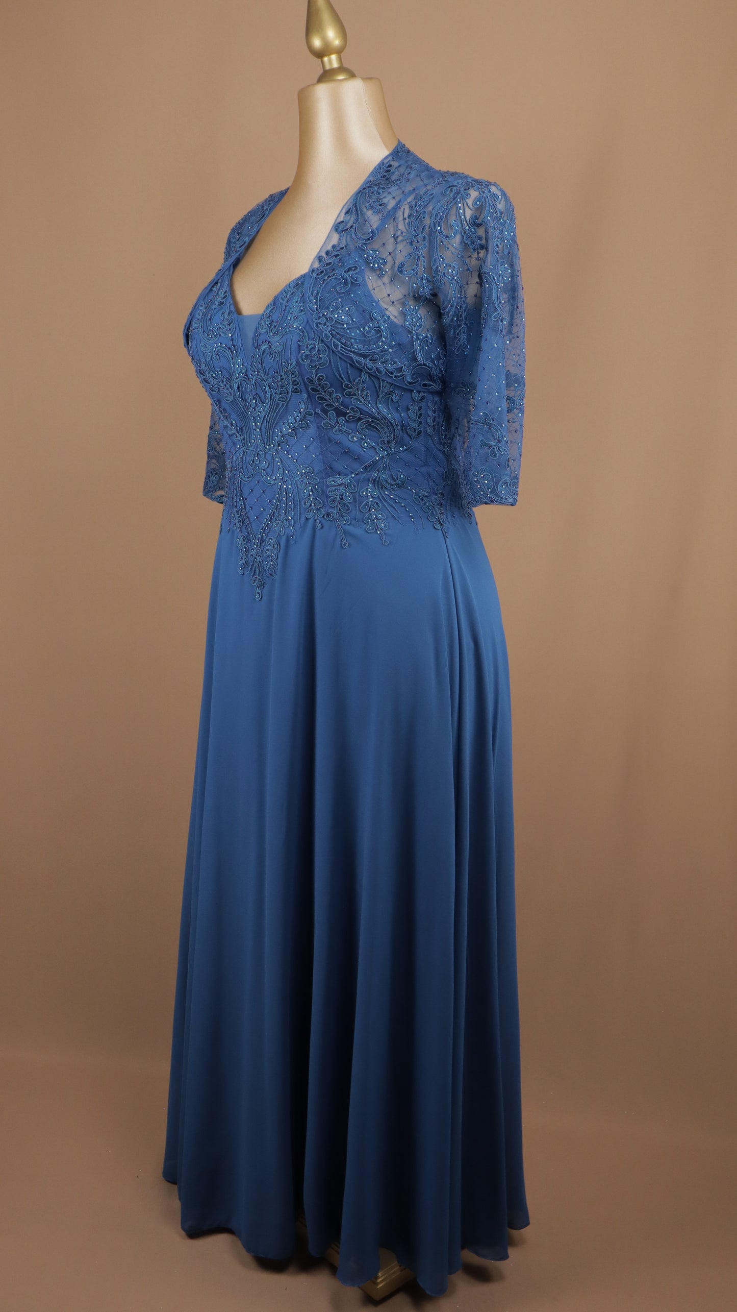 Vestido largo plus size con torerita y aplicacion