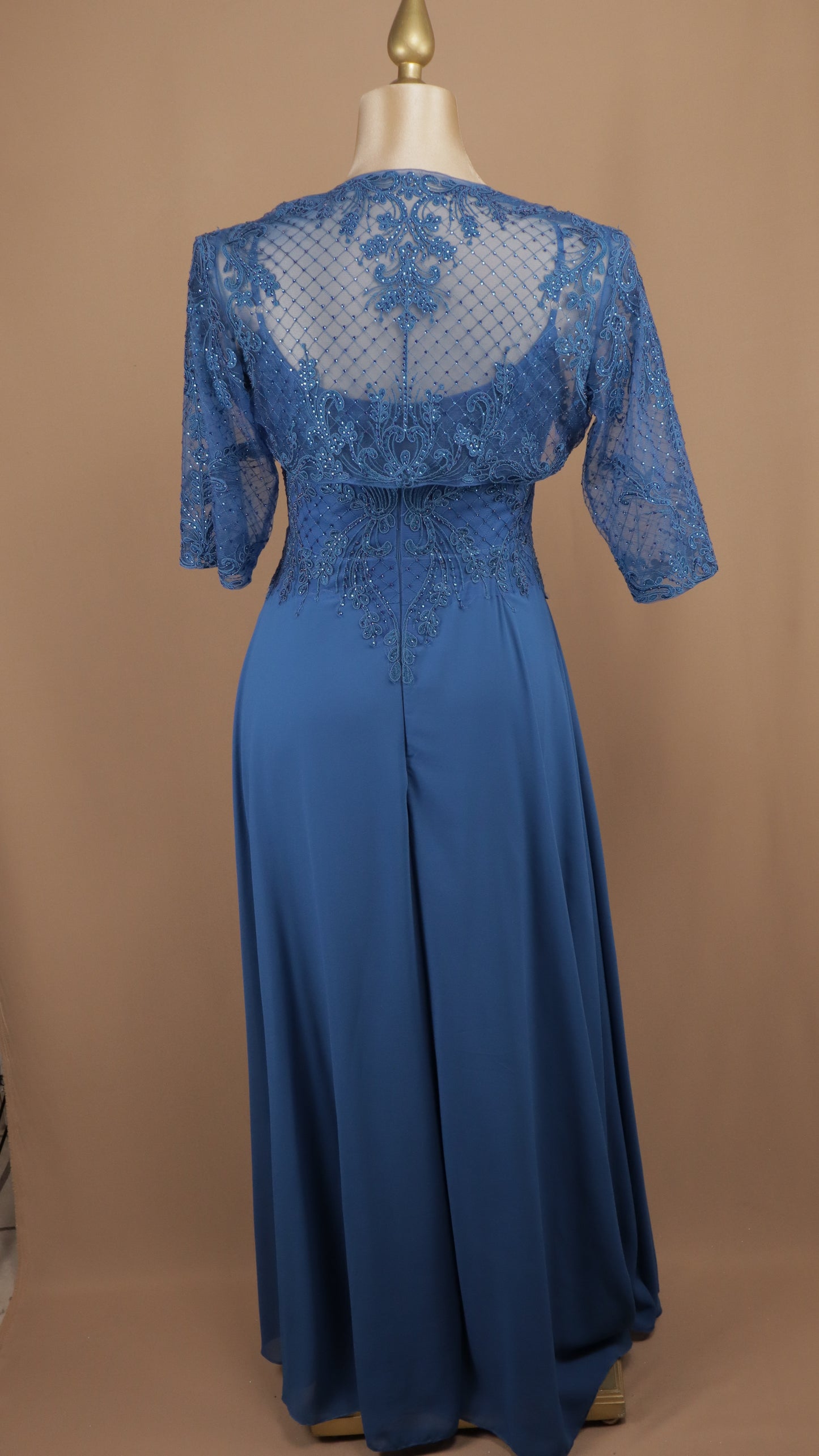 Vestido largo plus size con torerita y aplicacion