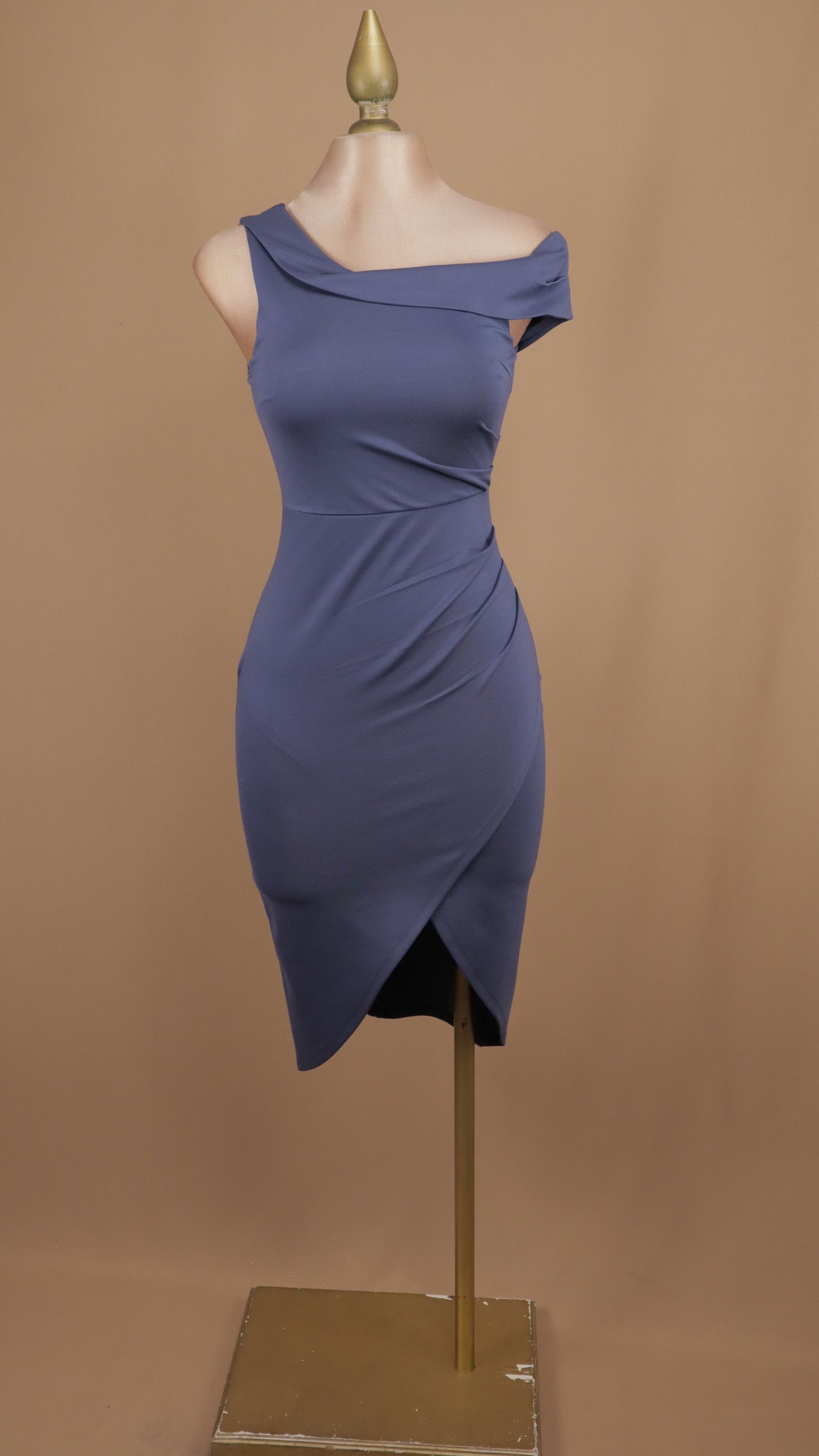 Vestido midi asimétrico con pliegues
