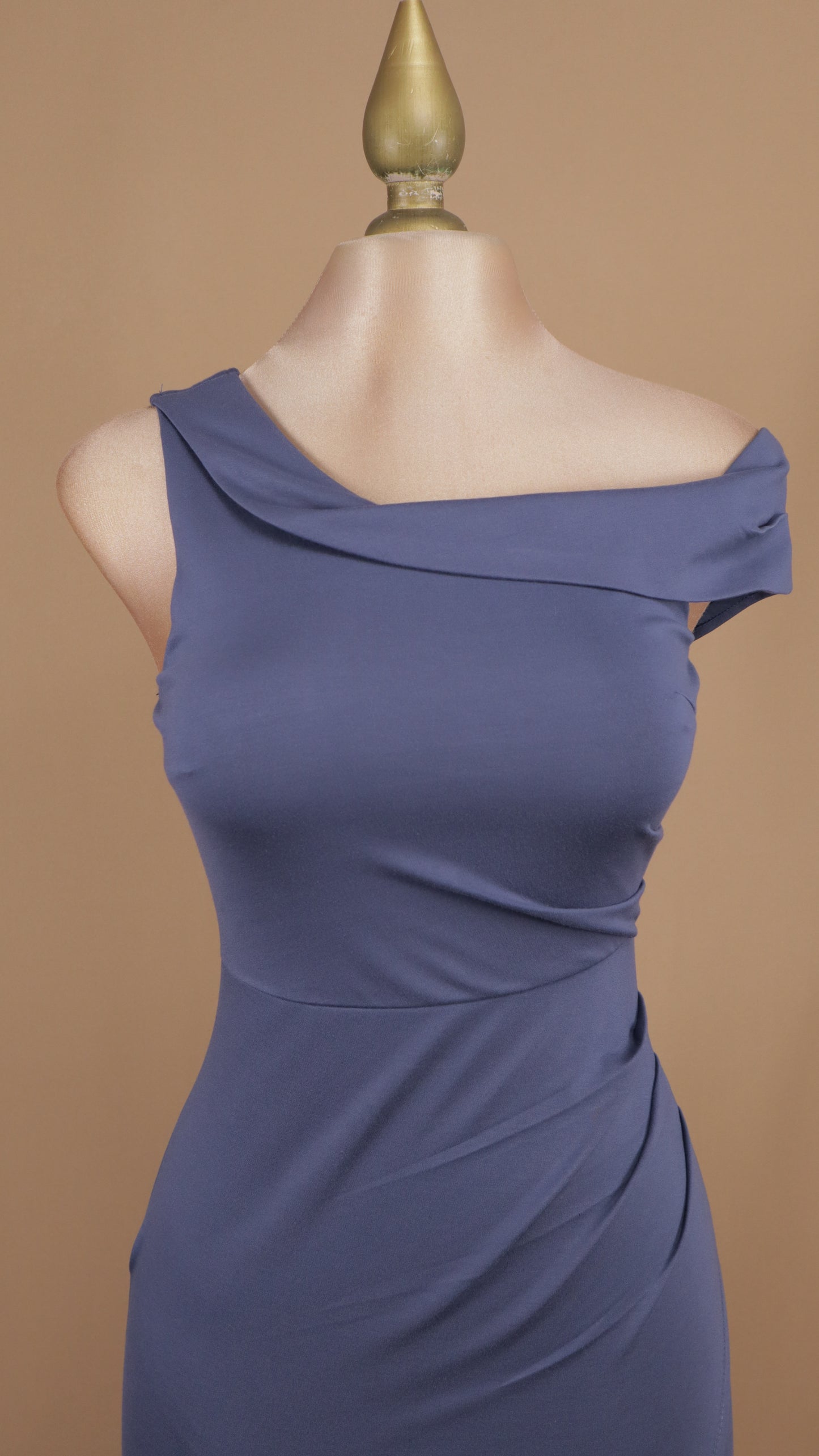 Vestido midi asimétrico con pliegues