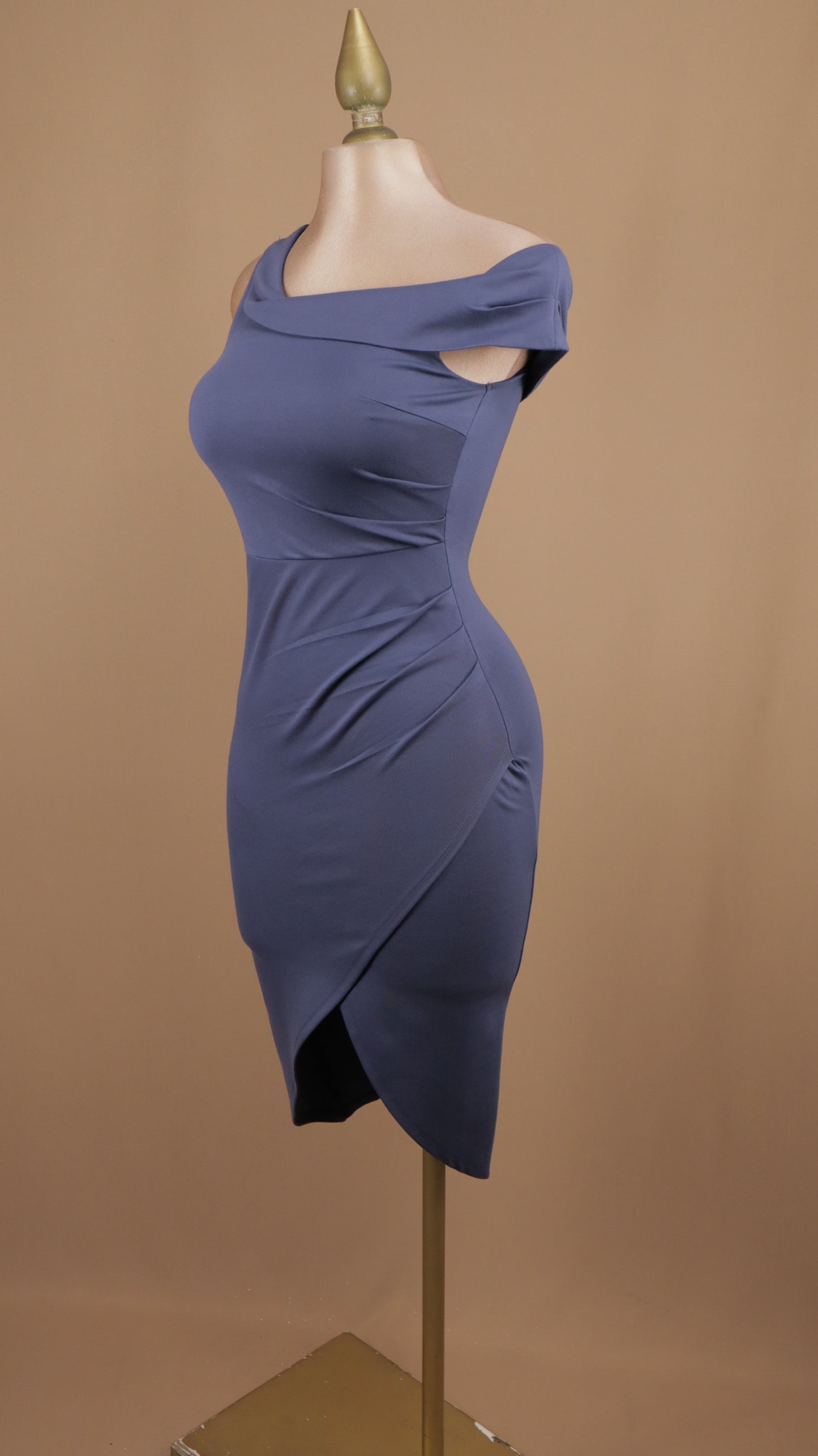 Vestido midi asimétrico con pliegues