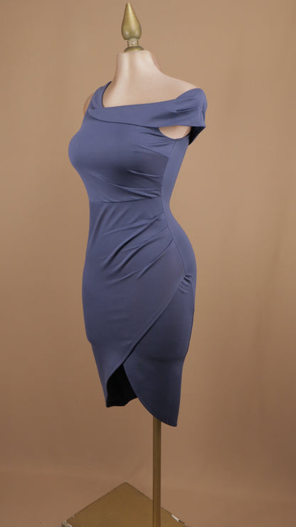 Vestido midi asimétrico con pliegues
