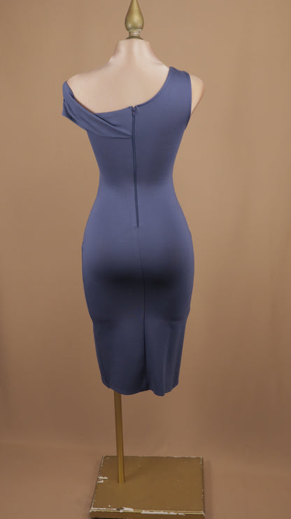 Vestido midi asimétrico con pliegues