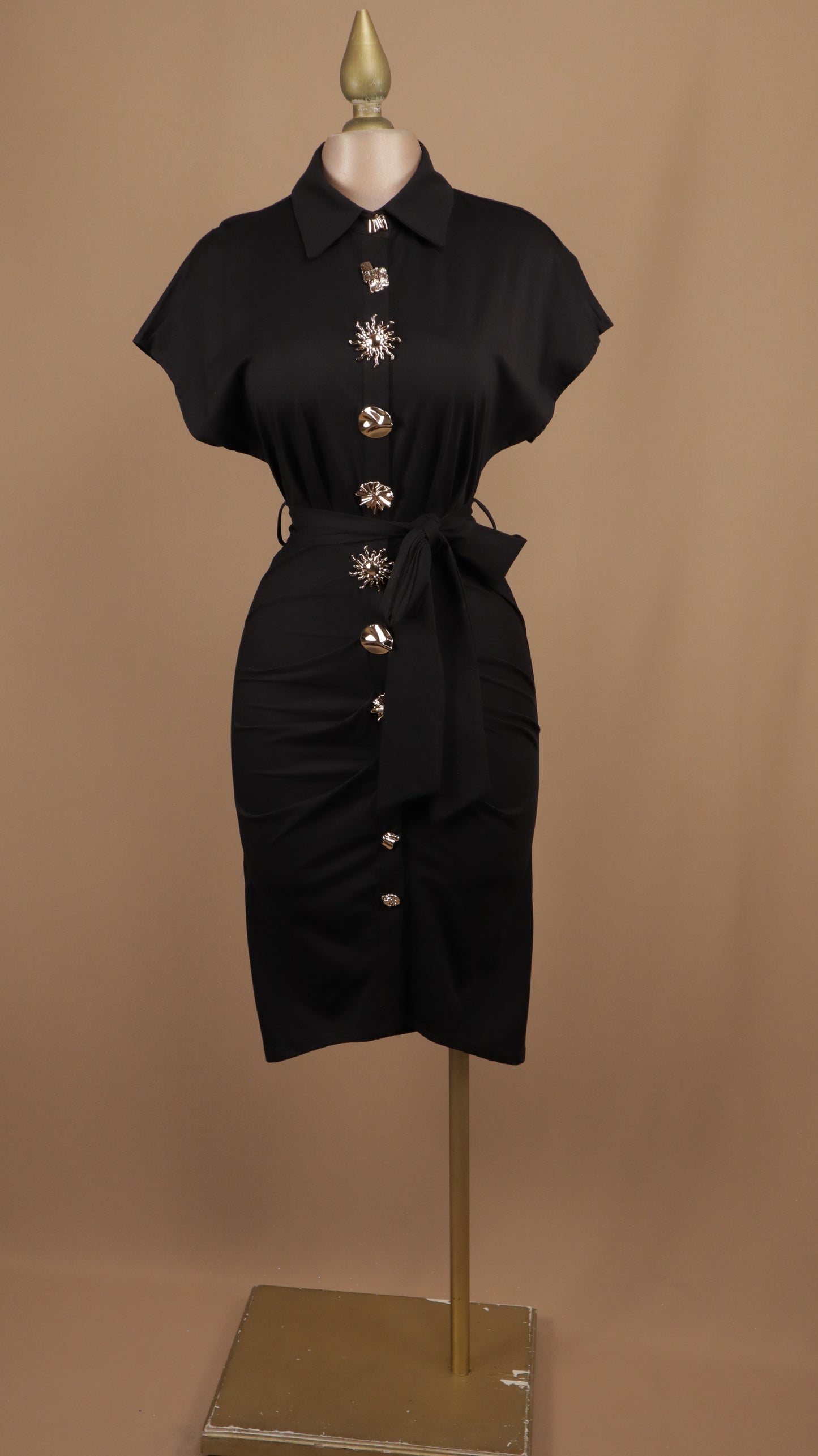 Vestido midi con botones dorados y con manga