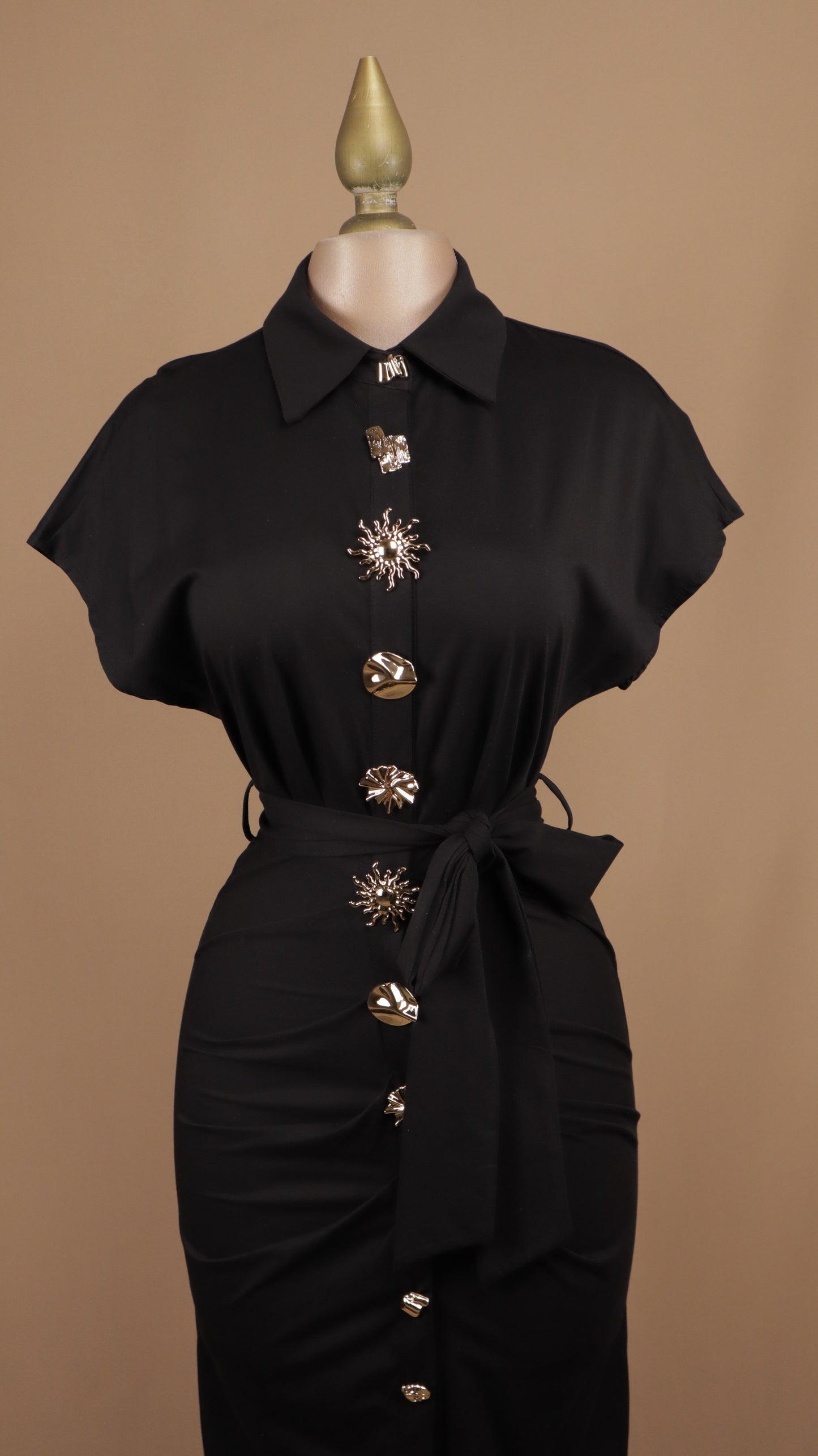 Vestido midi con botones dorados y con manga