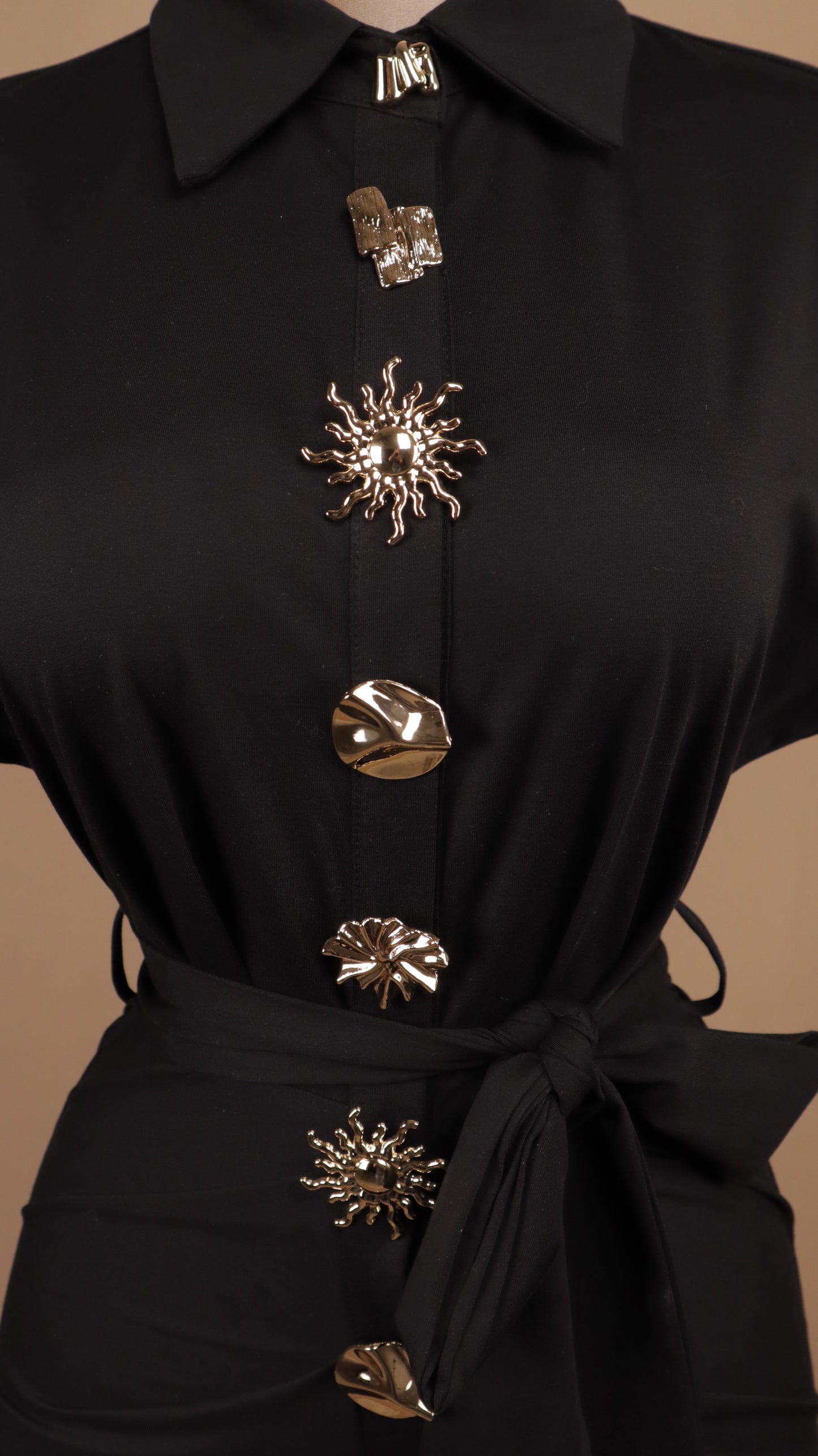 Vestido midi con botones dorados y con manga