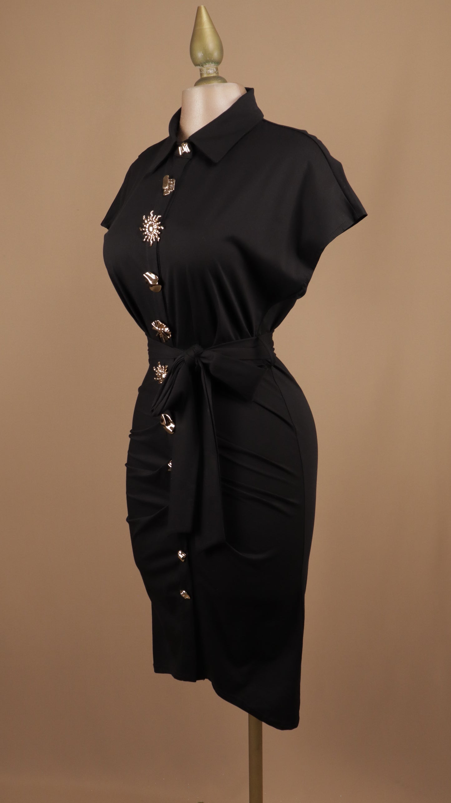 Vestido midi con botones dorados y con manga