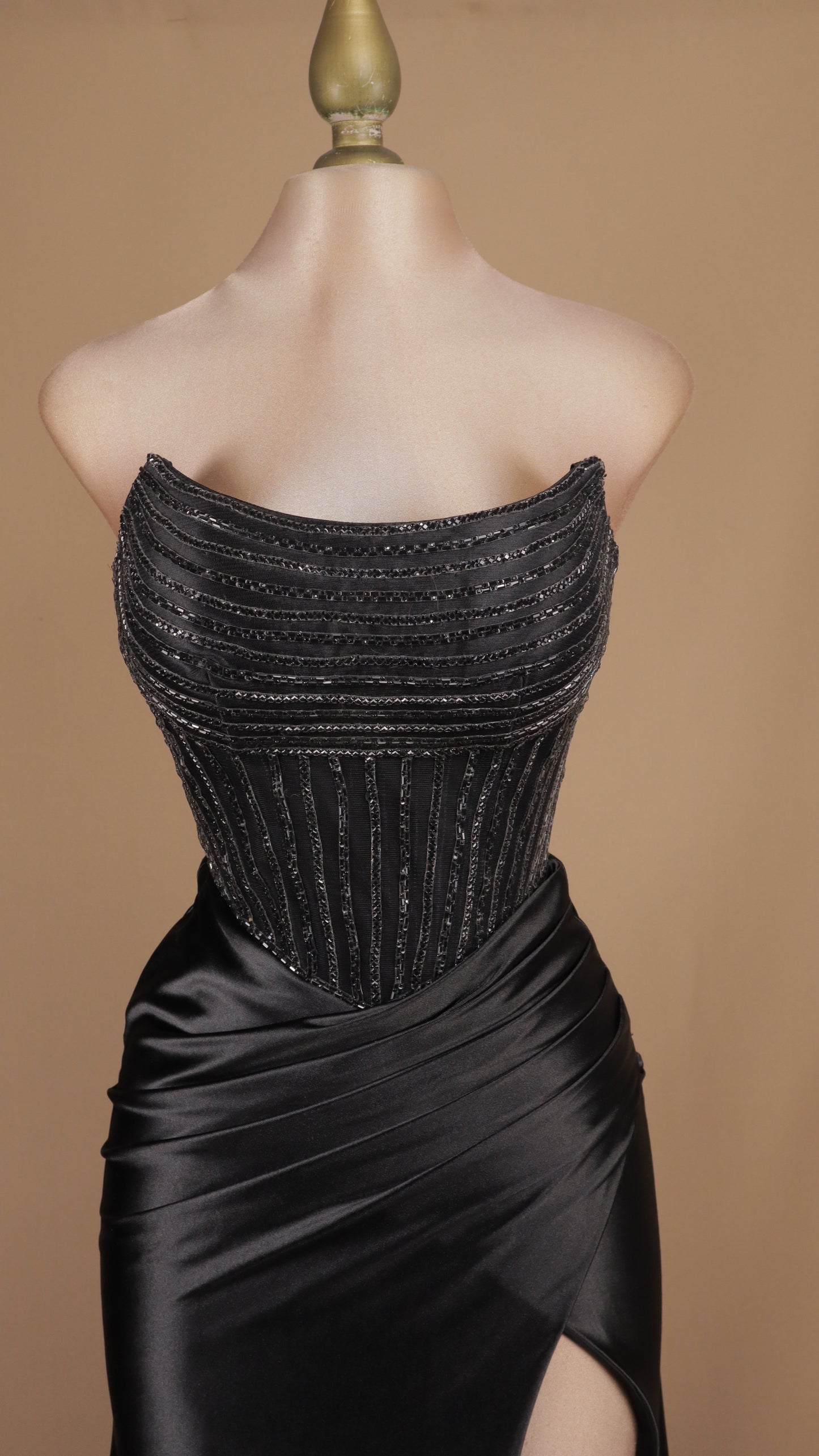Vestido largo estraple con aplicación y corset