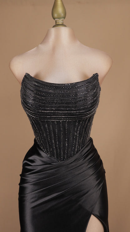 Vestido largo estraple con aplicación y corset