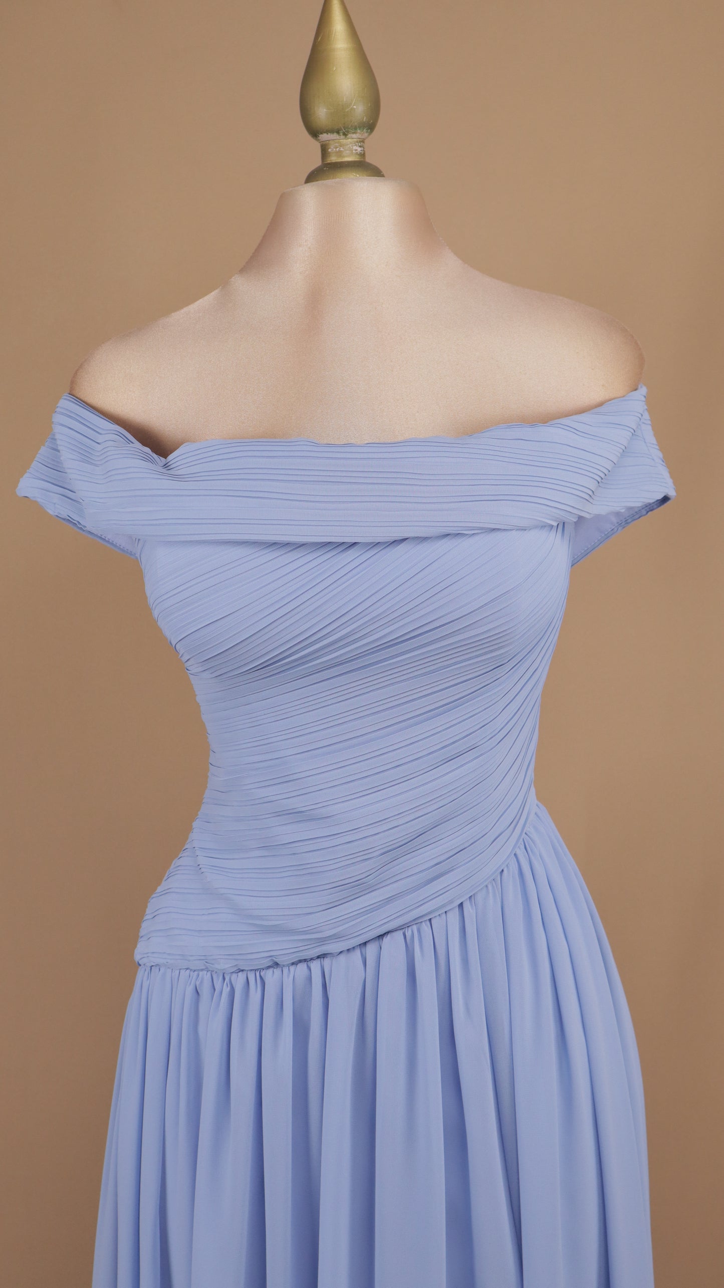 Vestido largo drapeado en busto y escote al hombro
