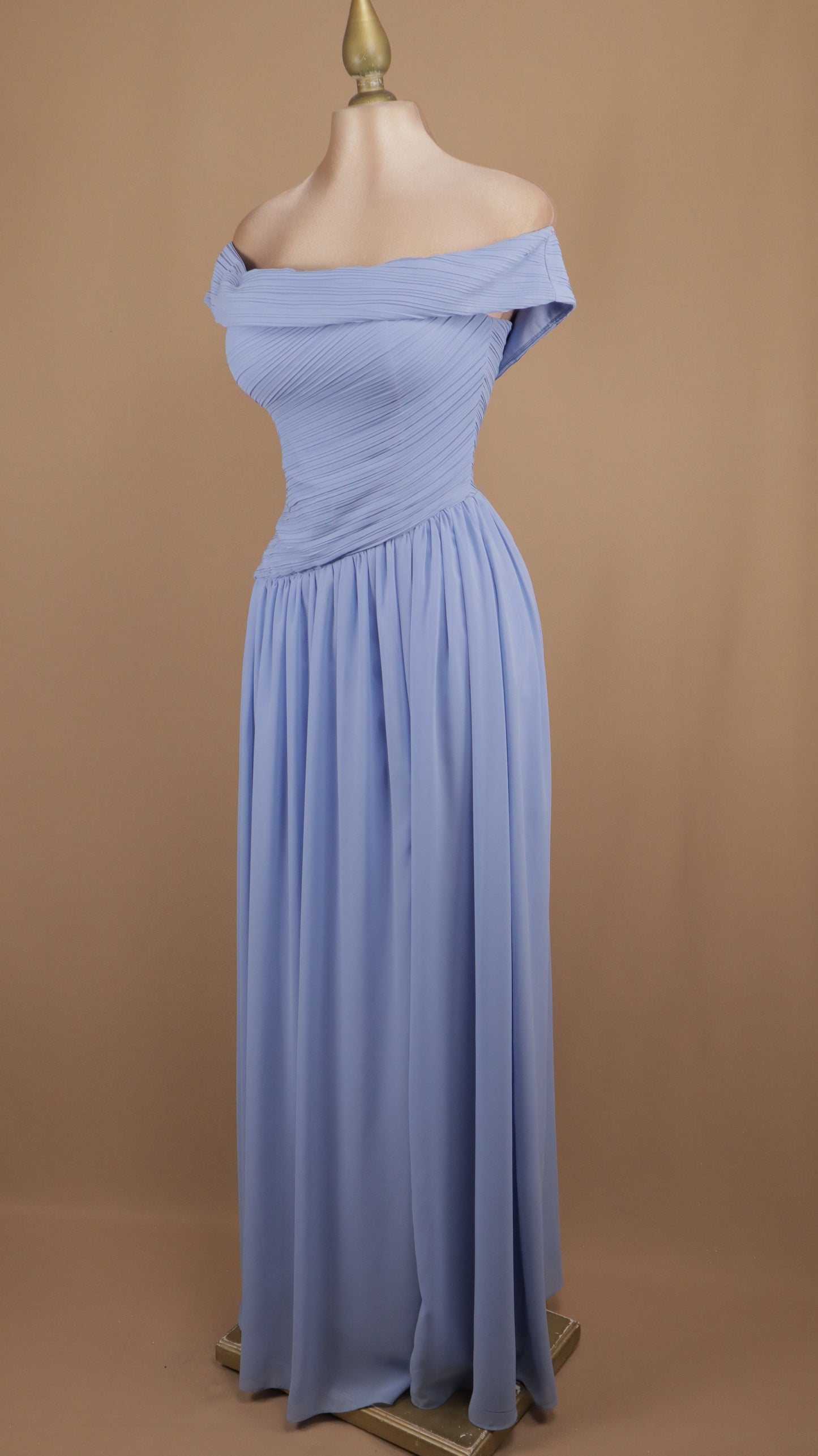 Vestido largo drapeado en busto y escote al hombro