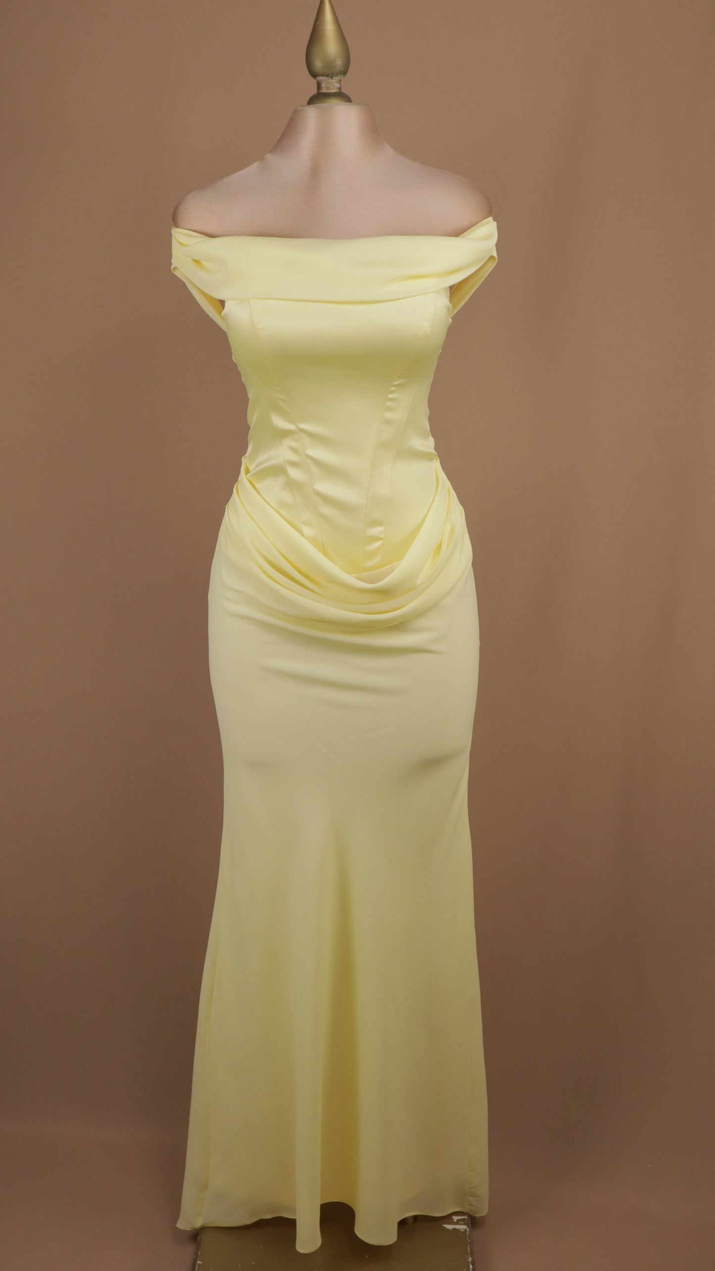 Vestido largo al hombro con olan en abdomen