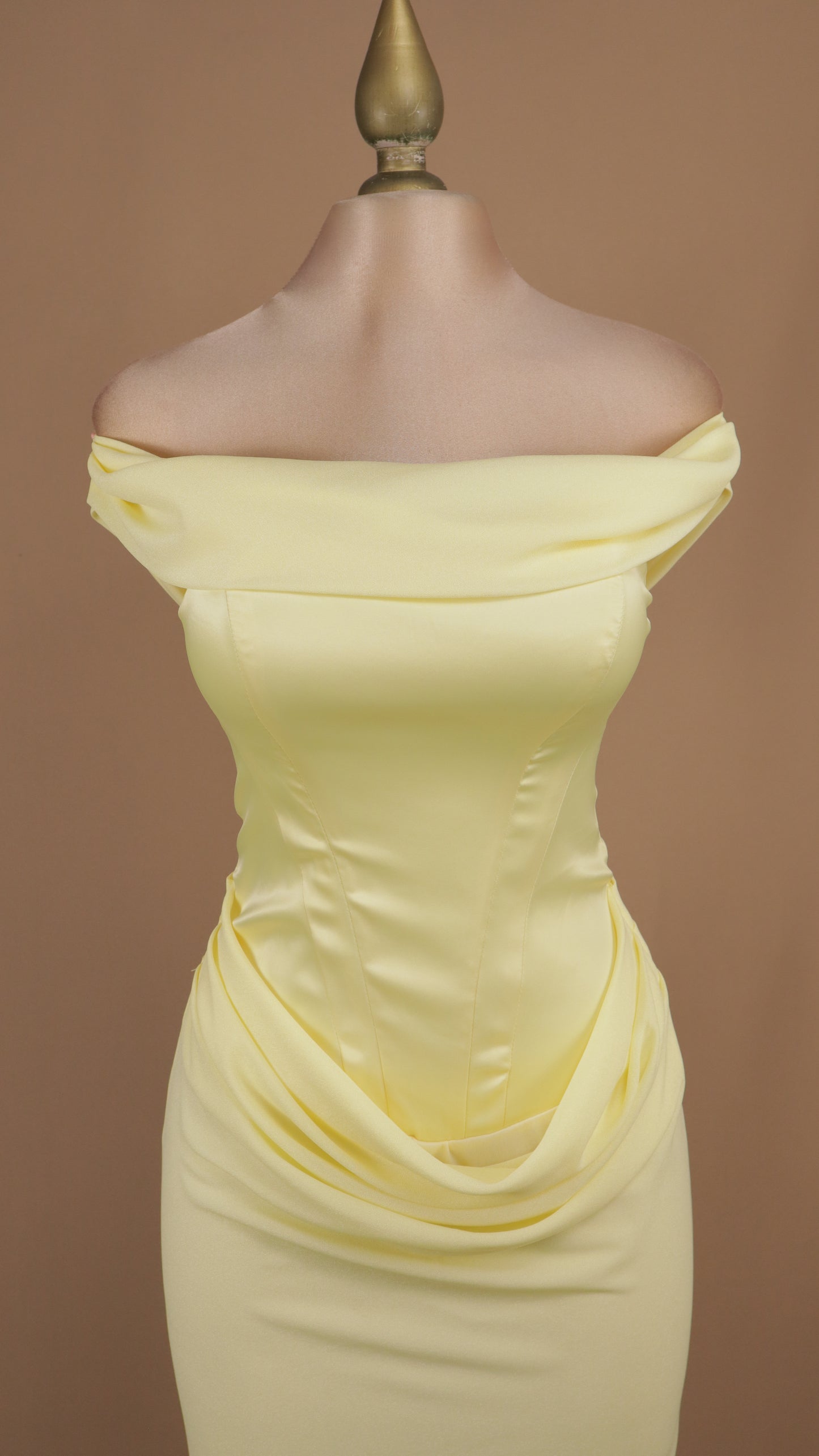 Vestido largo al hombro con olan en abdomen