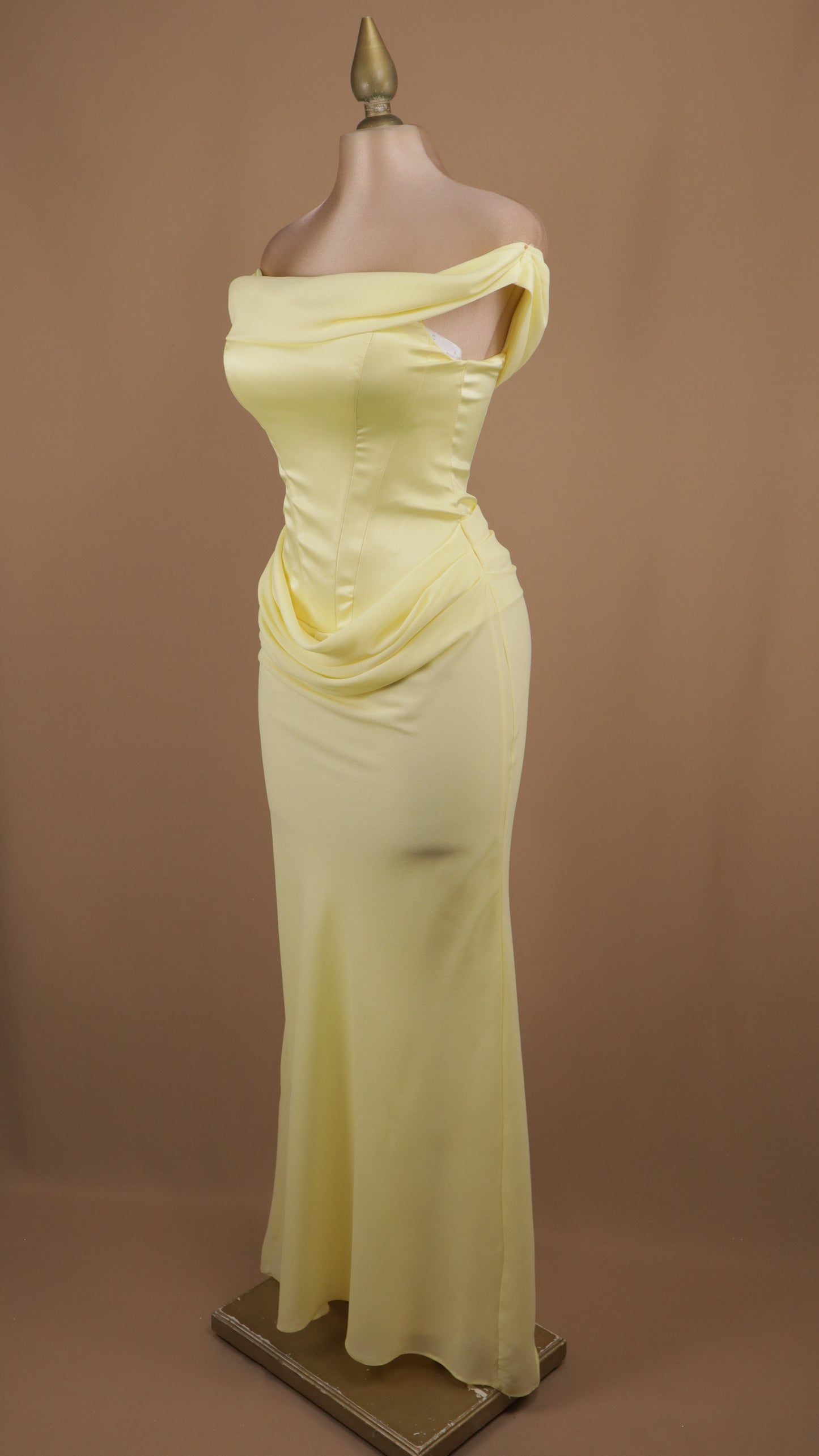 Vestido largo al hombro con olan en abdomen