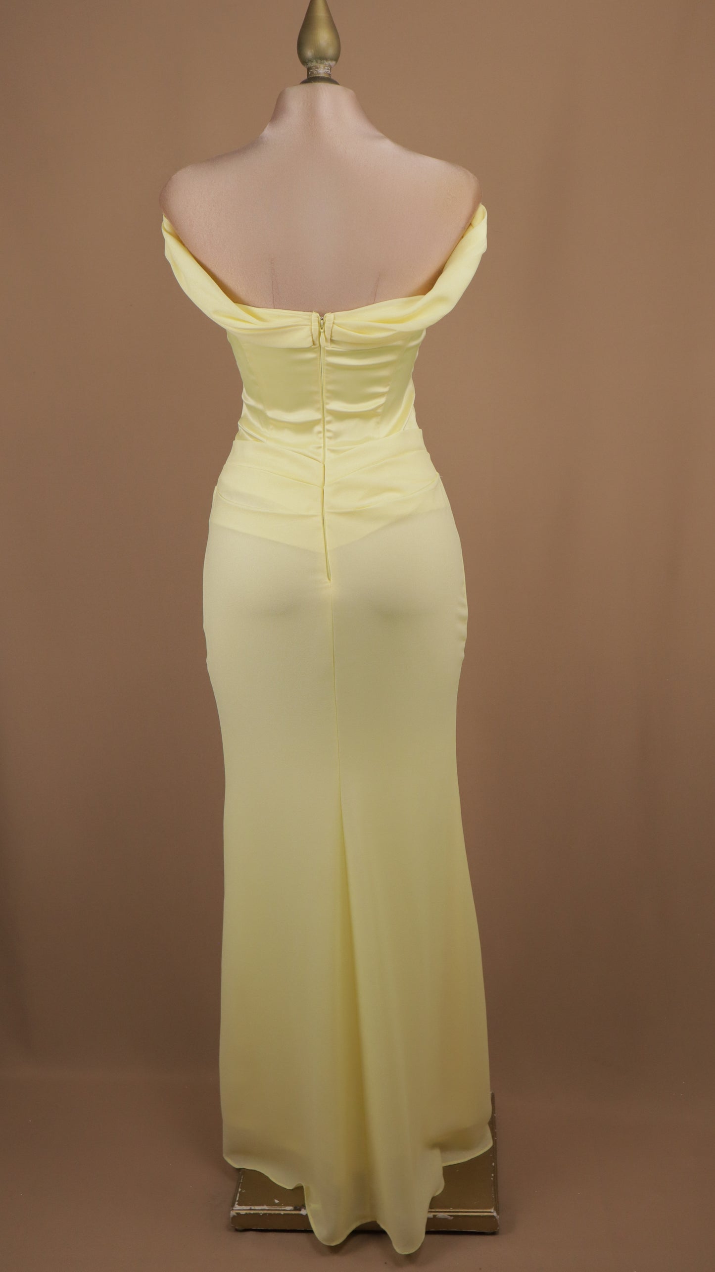 Vestido largo al hombro con olan en abdomen