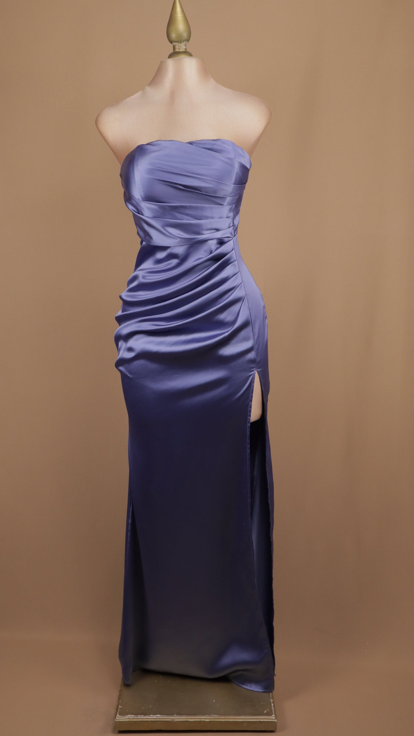 Vestido largo estraple de satín con abertura en pierna