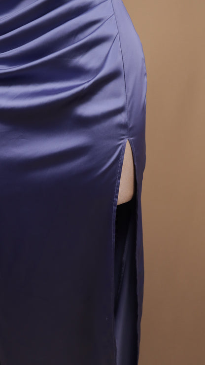 Vestido largo estraple de satín con abertura en pierna