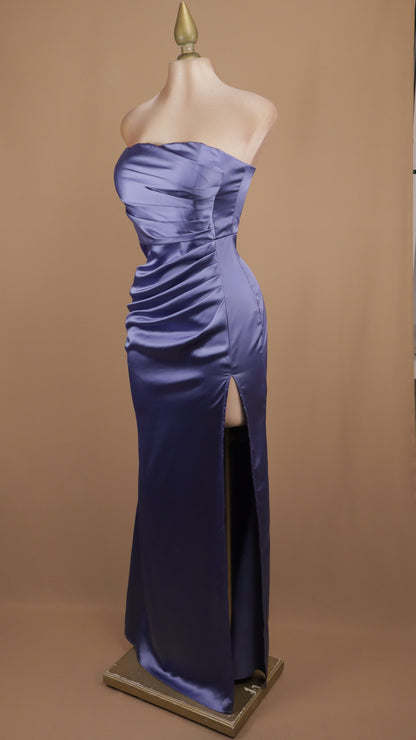 Vestido largo estraple de satín con abertura en pierna