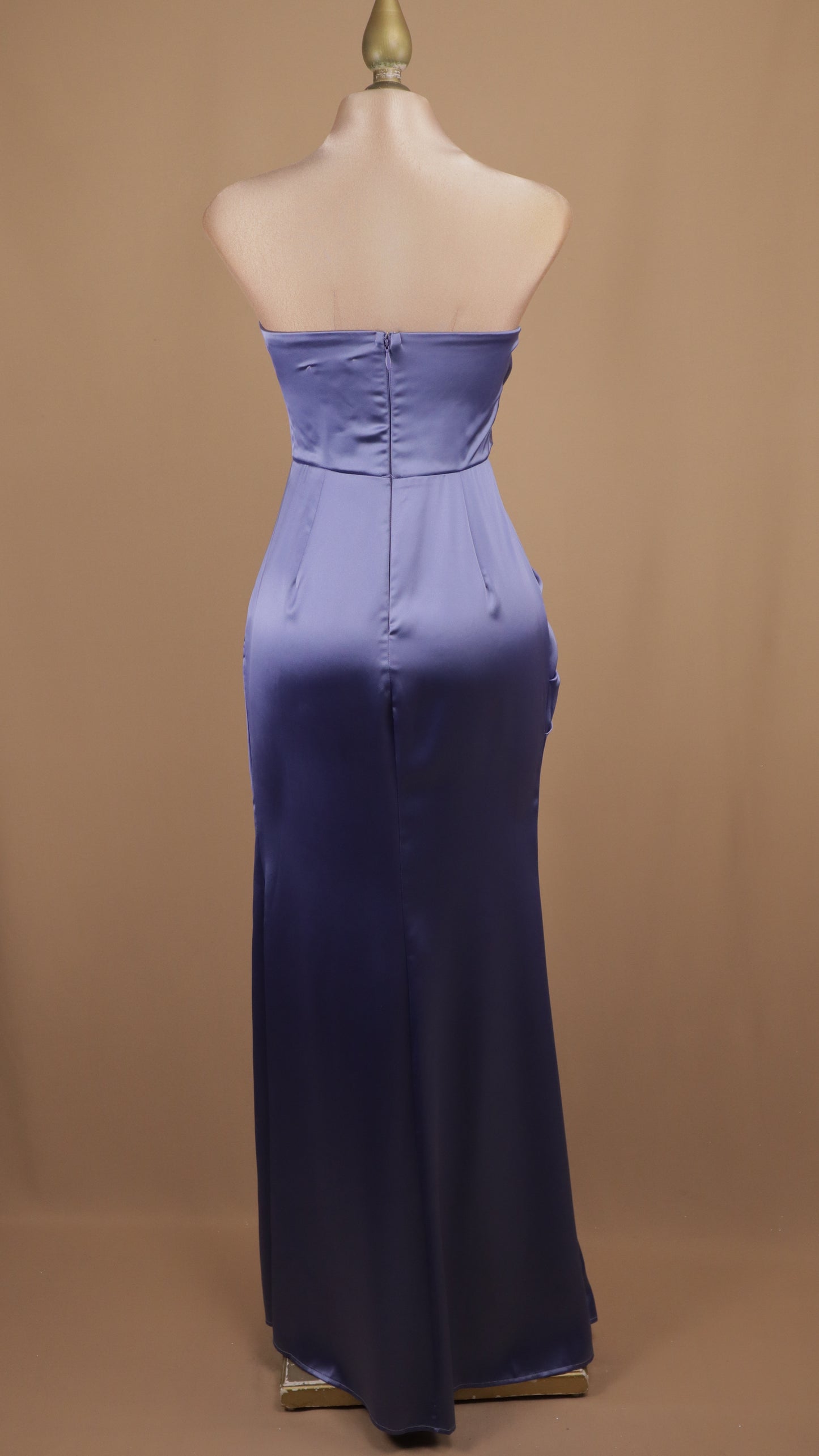 Vestido largo estraple de satín con abertura en pierna