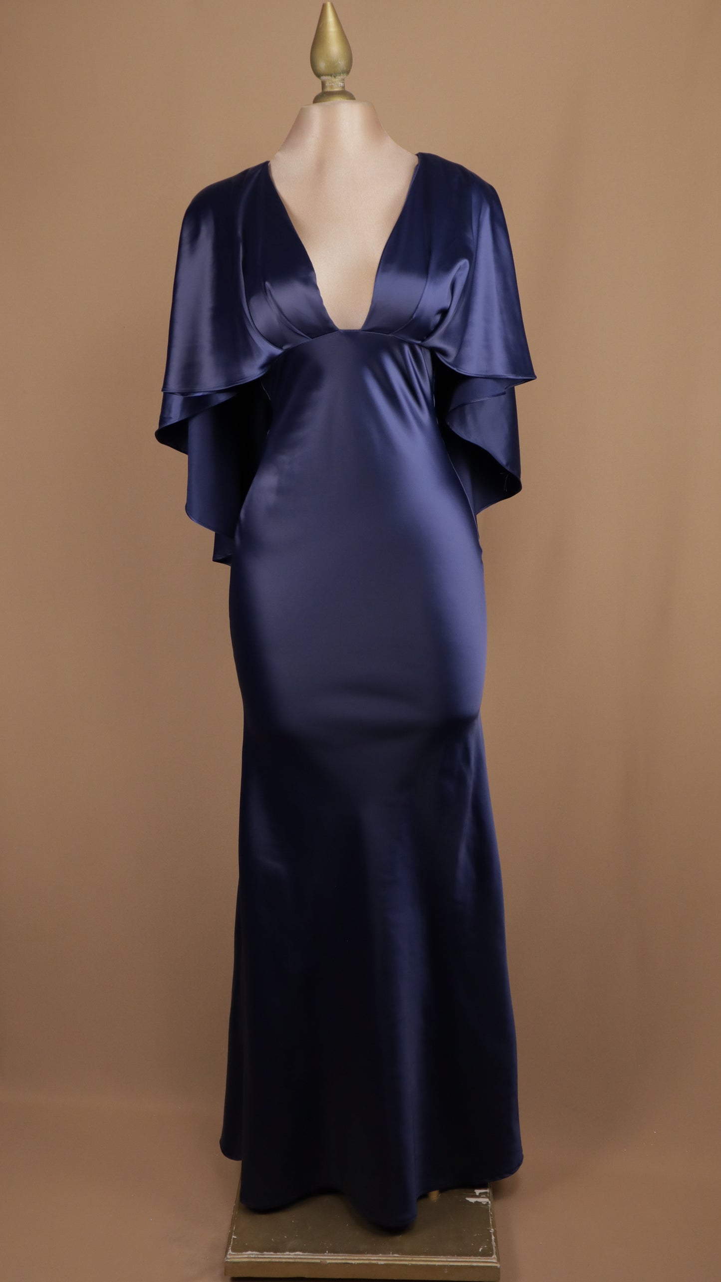 Vestido largo satinado con manga tipo capa
