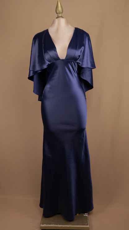 Vestido largo satinado con manga tipo capa