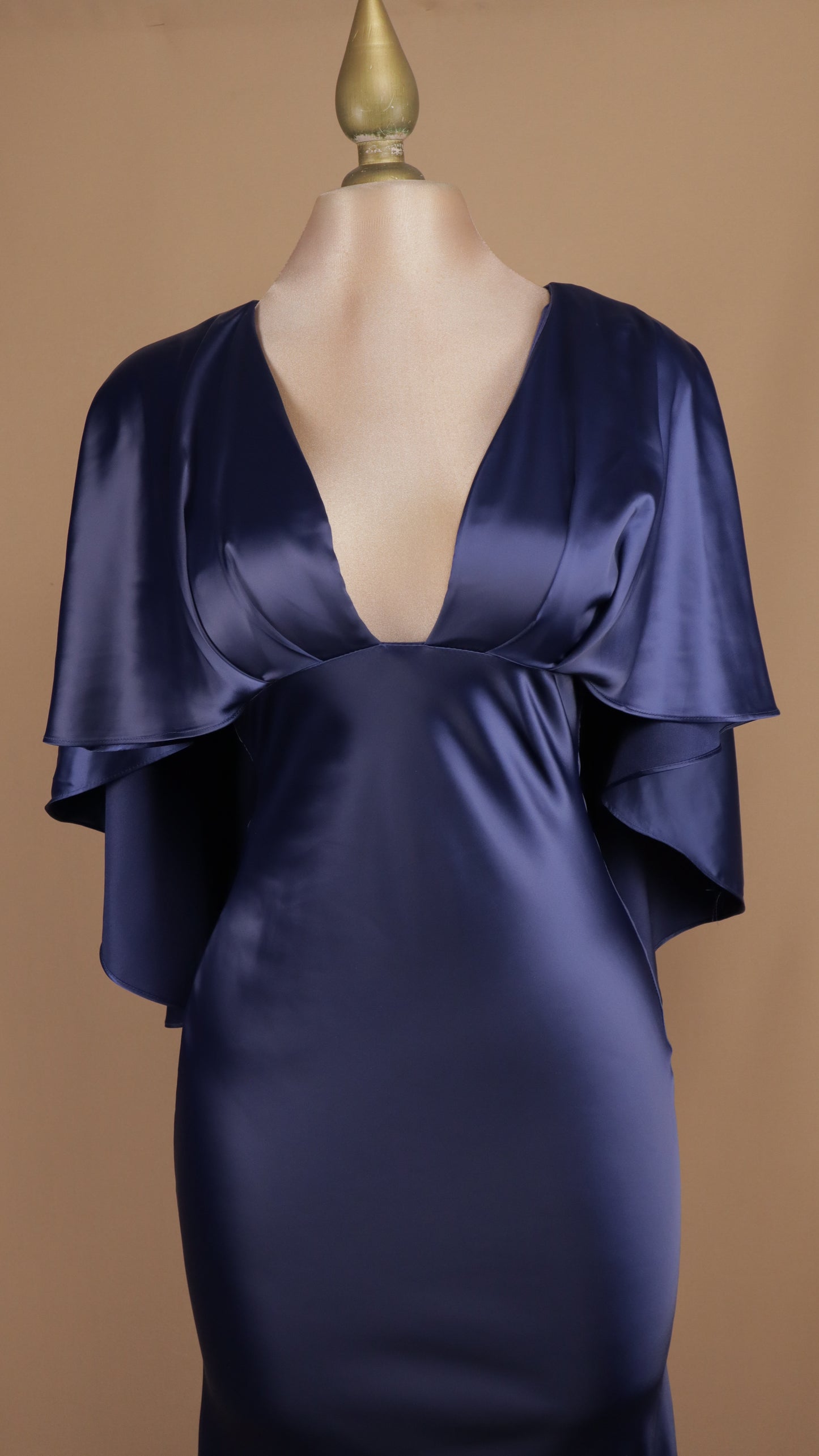 Vestido largo satinado con manga tipo capa