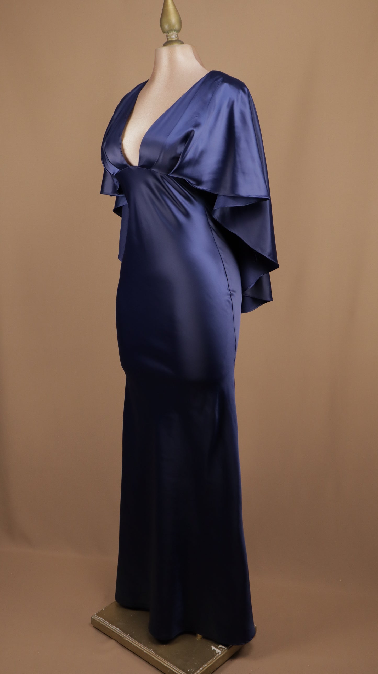 Vestido largo satinado con manga tipo capa