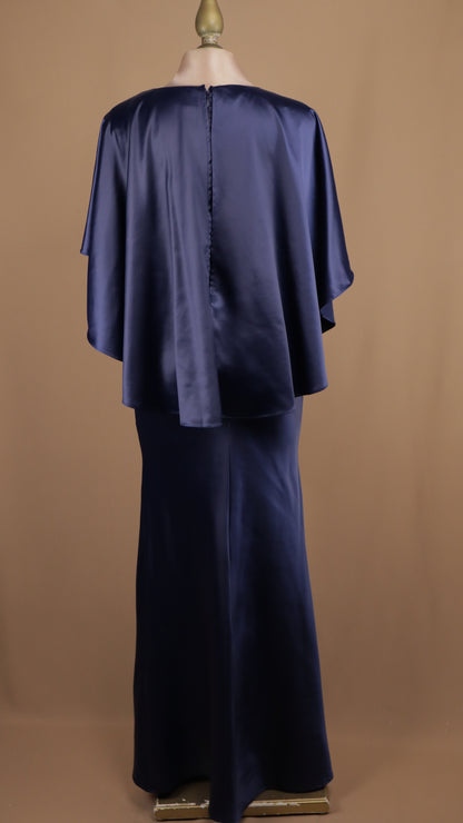 Vestido largo satinado con manga tipo capa