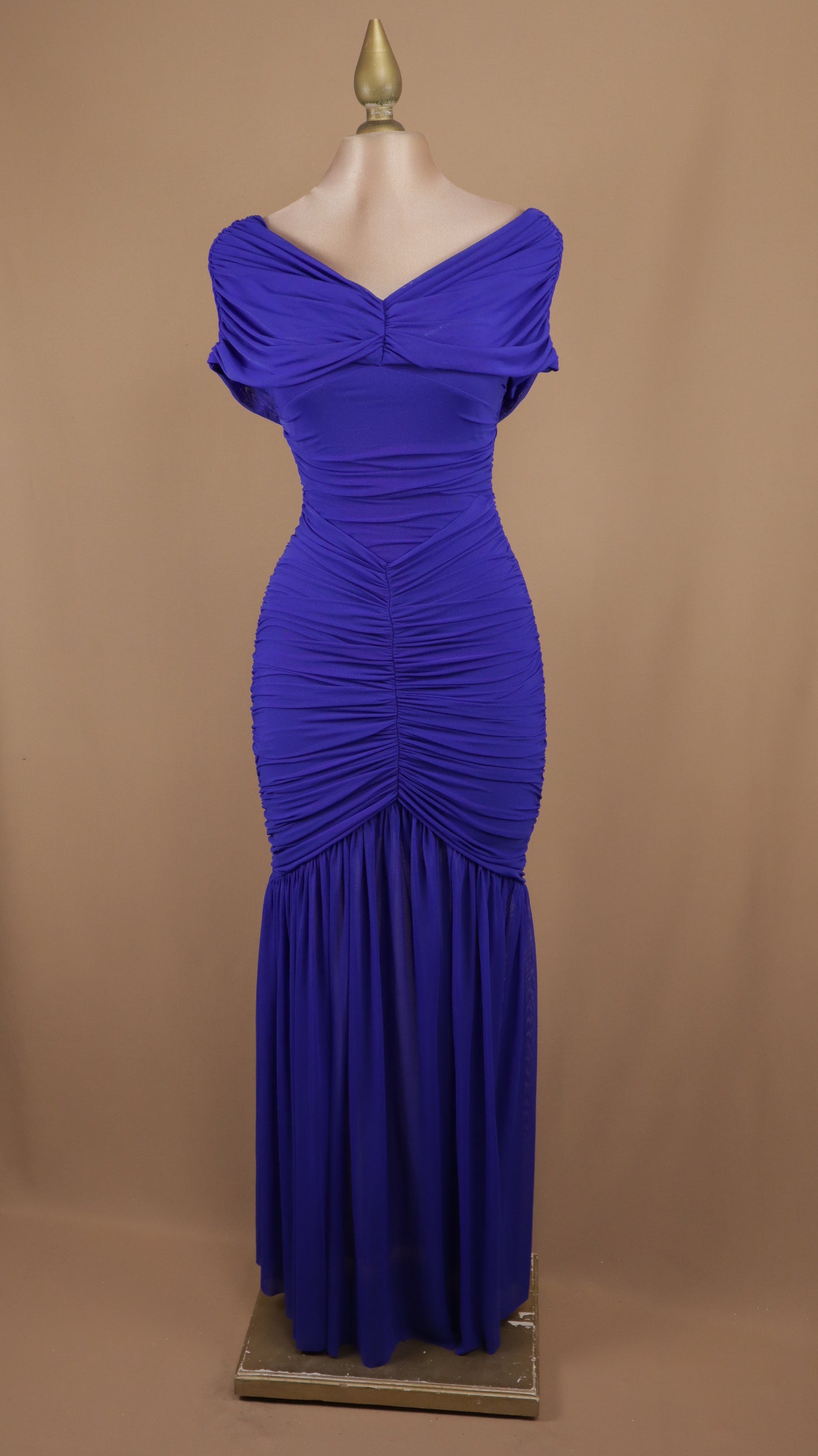 Vestido largo corrugado al hombro
