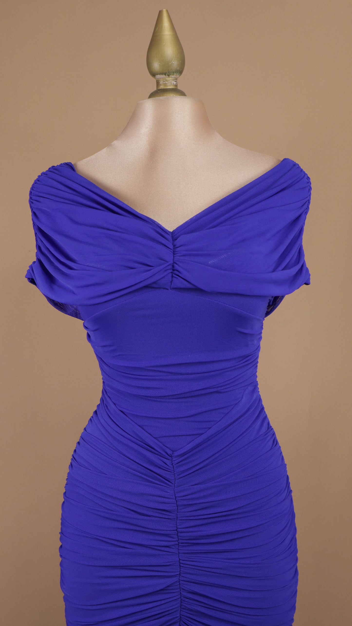 Vestido largo corrugado al hombro