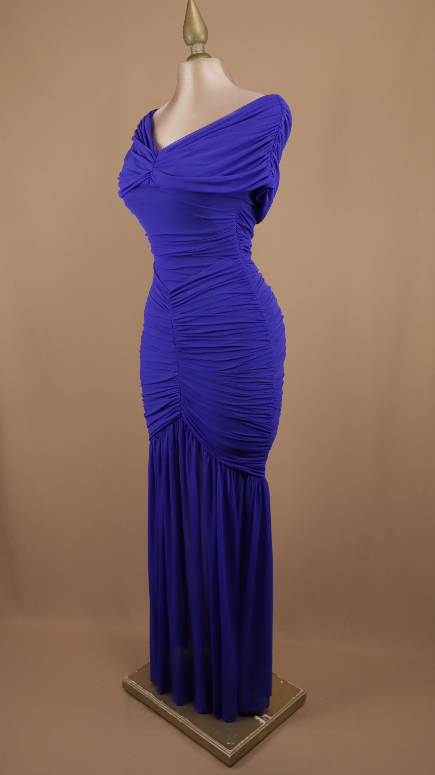 Vestido largo corrugado al hombro